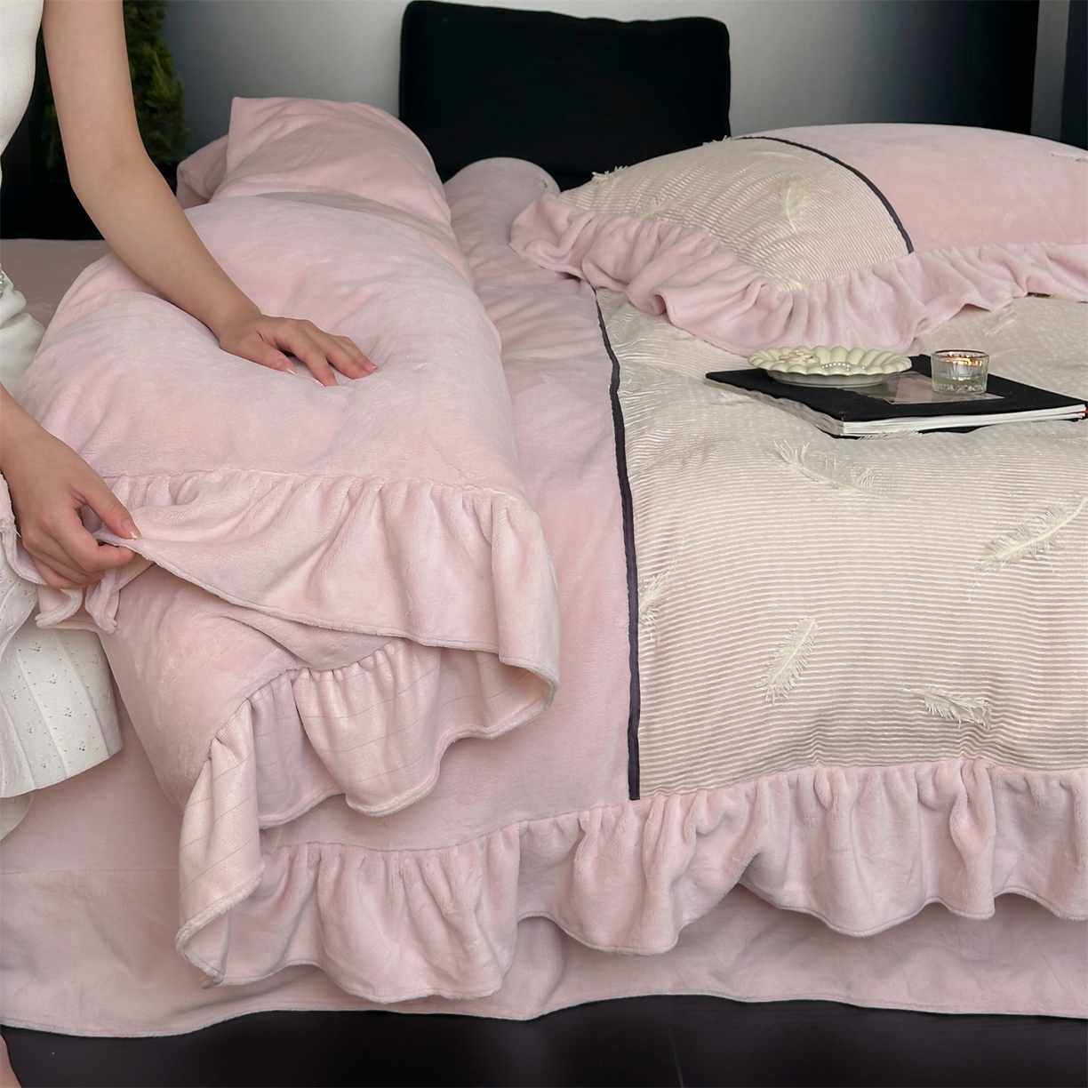 91家纺网 家纺一手货源 找家纺 名品优仓 2025新款240克奶肤绒刺绣四件套-丽莎 丽莎-粉色