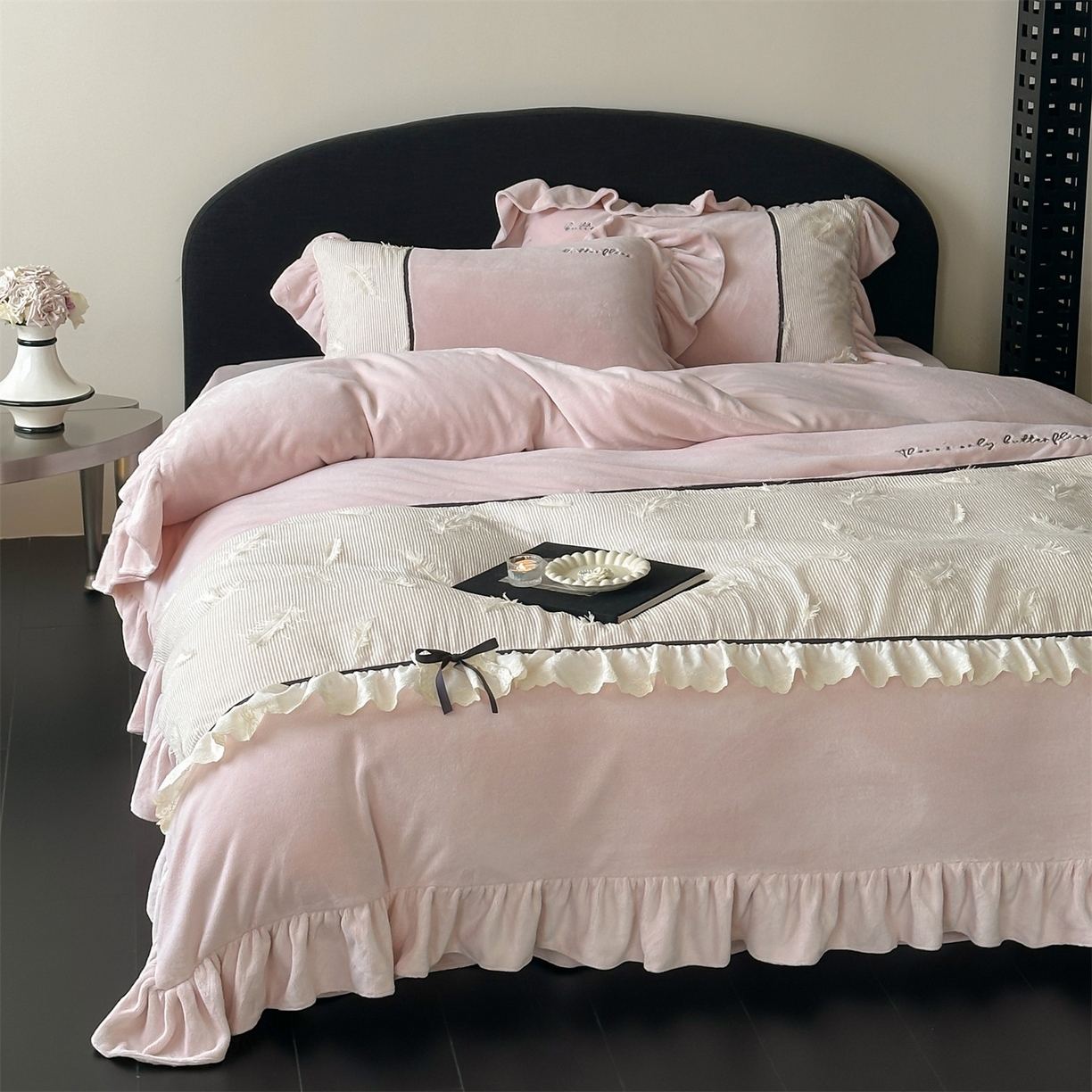 91家纺网 家纺一手货源 找家纺 名品优仓 2025新款240克奶肤绒刺绣四件套-丽莎 丽莎-粉色