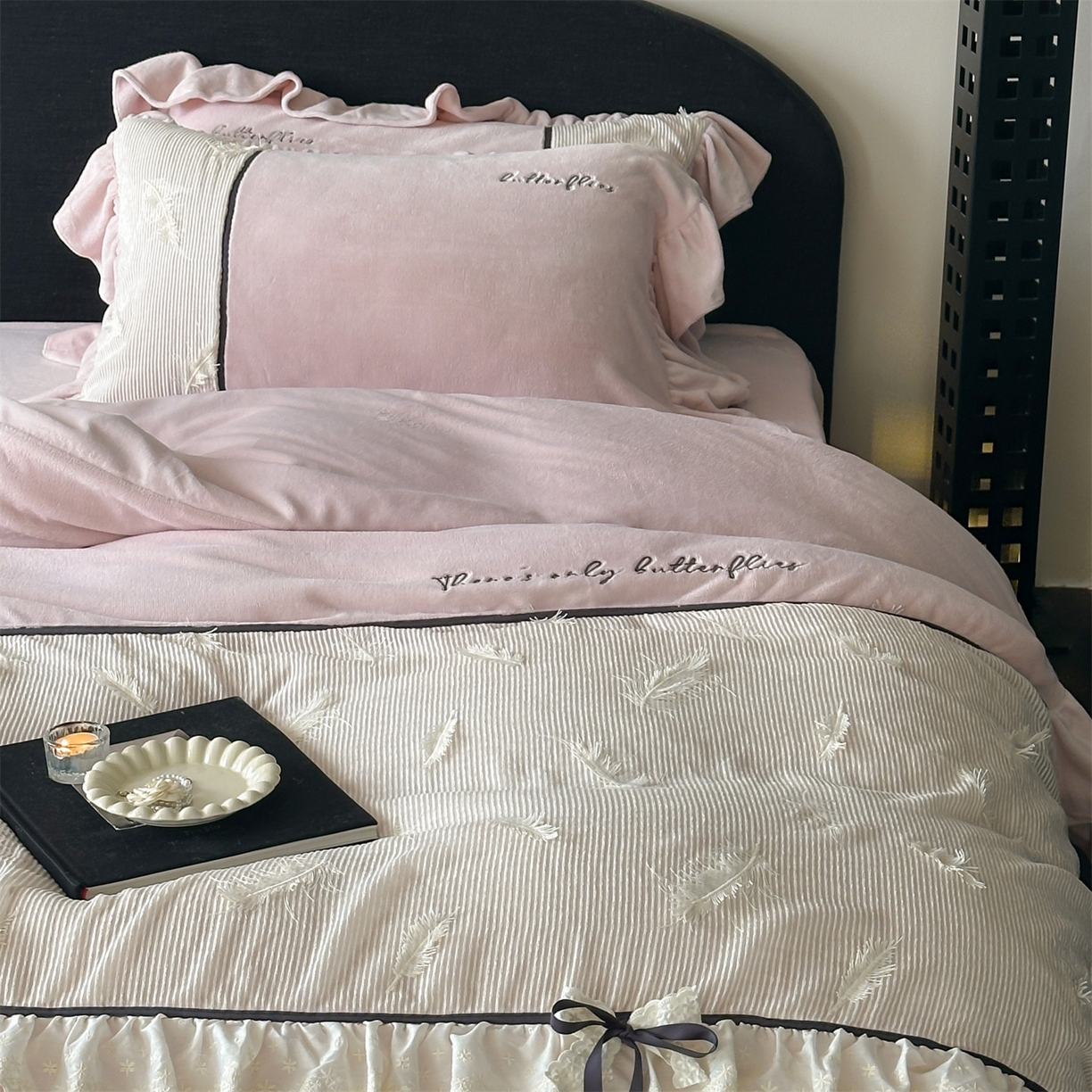 91家纺网 家纺一手货源 找家纺 名品优仓 2025新款240克奶肤绒刺绣四件套-丽莎 丽莎-粉色