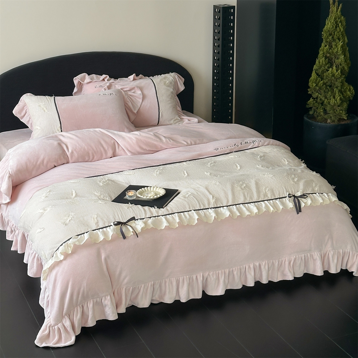 91家纺网 家纺一手货源 找家纺 名品优仓 2025新款240克奶肤绒刺绣四件套-丽莎 丽莎-粉色