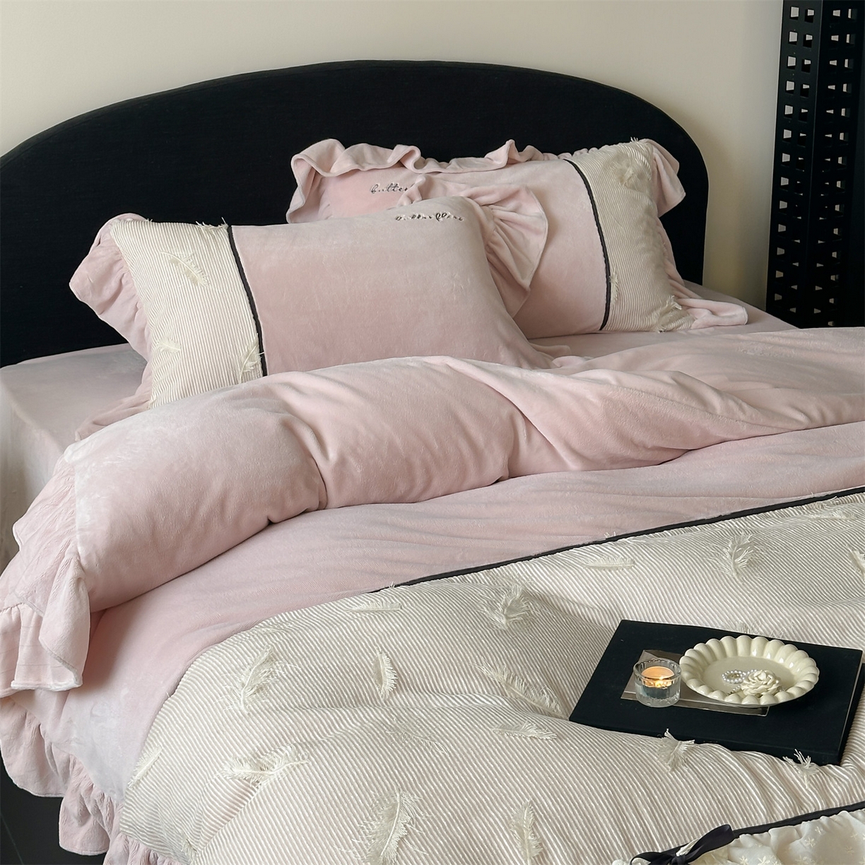 91家纺网 家纺一手货源 找家纺 名品优仓 2025新款240克奶肤绒刺绣四件套-丽莎 丽莎-粉色