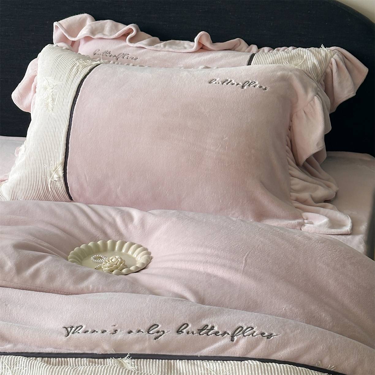 91家纺网 家纺一手货源 找家纺 名品优仓 2025新款240克奶肤绒刺绣四件套-丽莎 丽莎-粉色