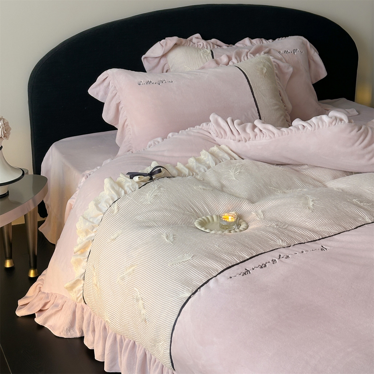 91家纺网 家纺一手货源 找家纺 名品优仓 2025新款240克奶肤绒刺绣四件套-丽莎 丽莎-粉色