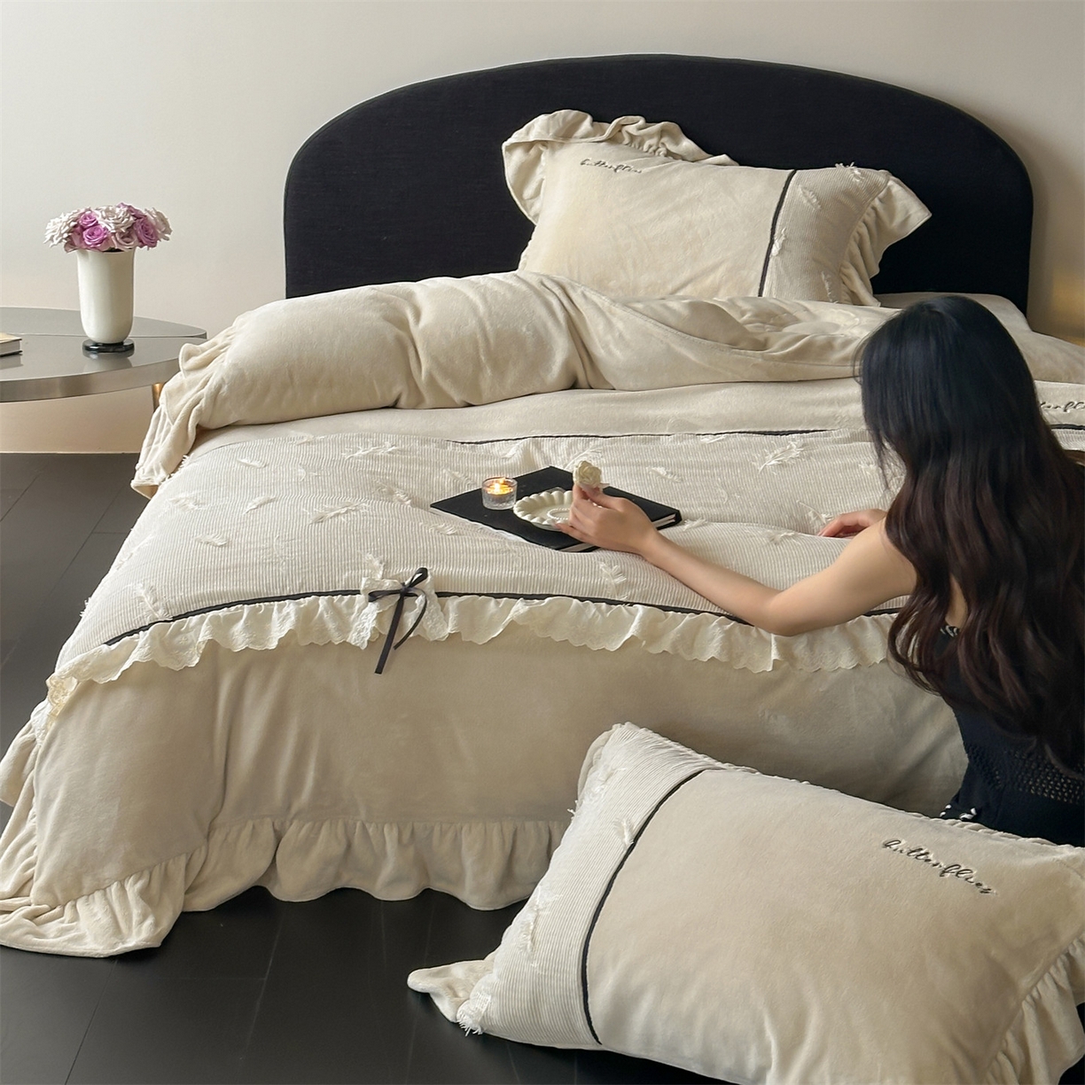 91家纺网 家纺一手货源 找家纺 名品优仓 2025新款240克奶肤绒刺绣四件套-丽莎 丽莎-米杏