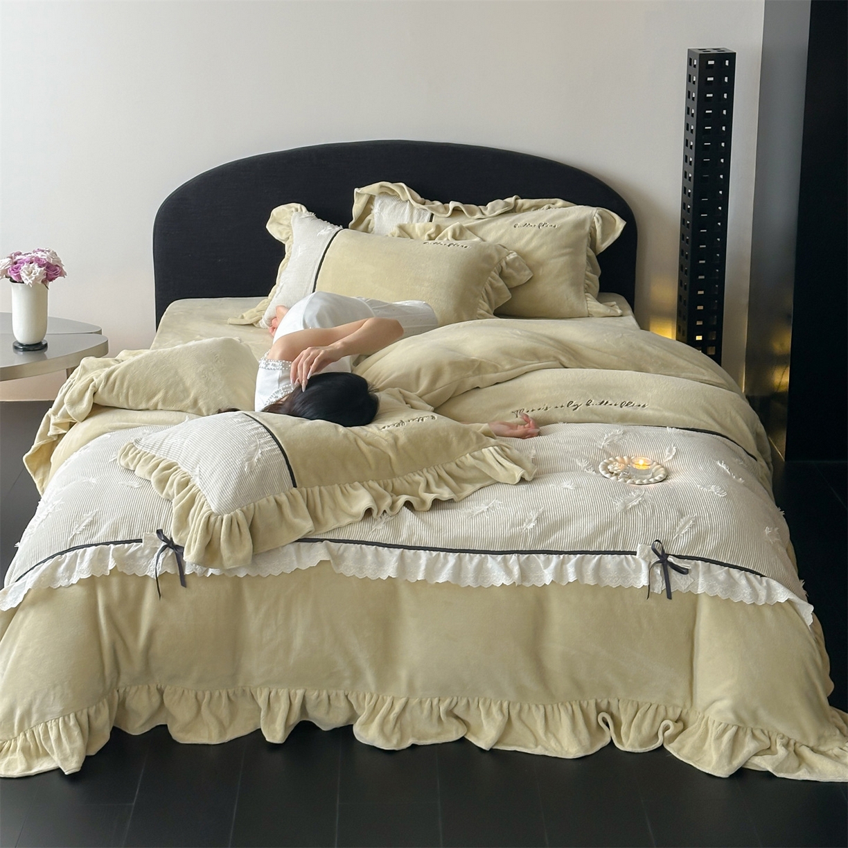 91家纺网 家纺一手货源 找家纺 名品优仓 2025新款240克奶肤绒刺绣四件套-丽莎 丽莎-姜黄