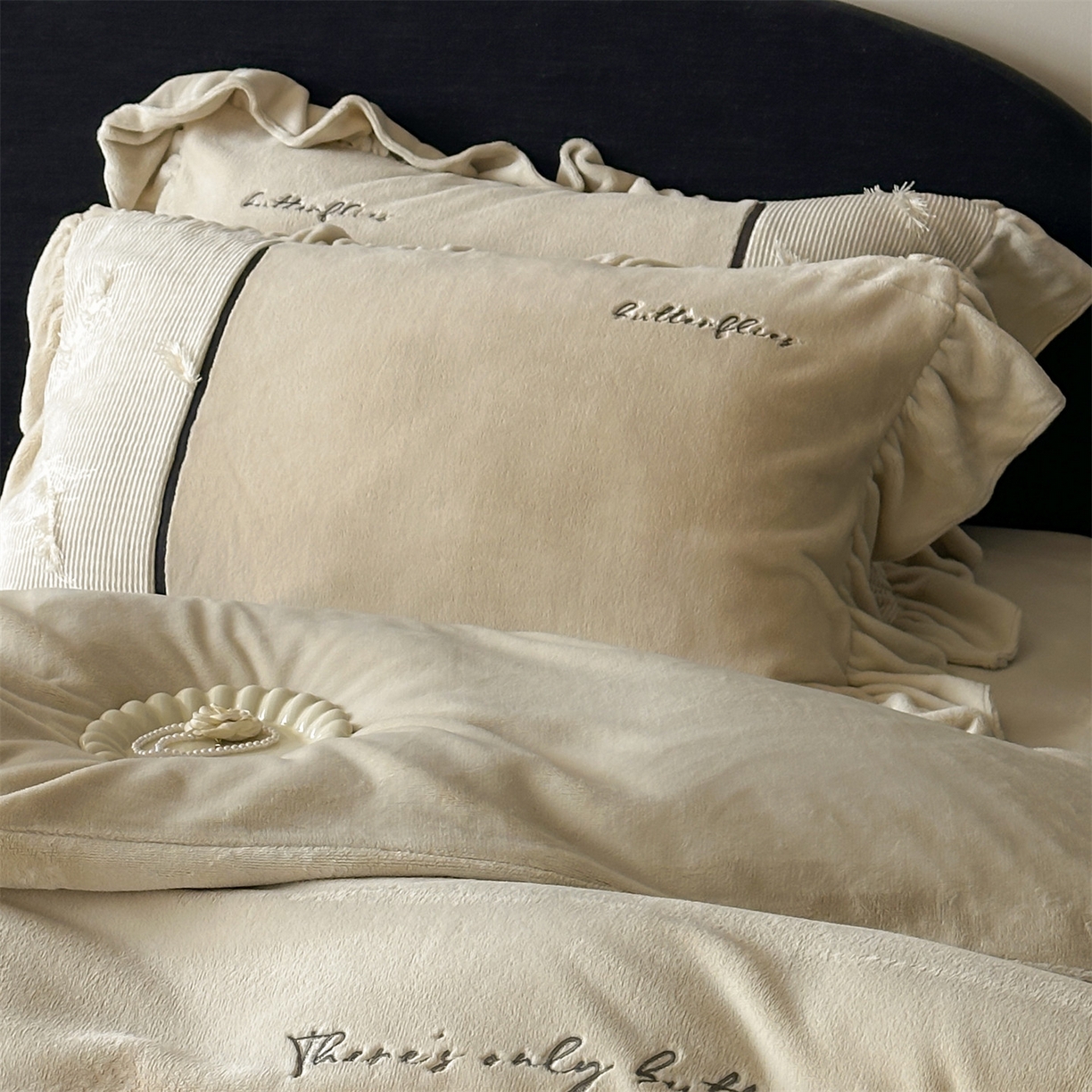 91家纺网 家纺一手货源 找家纺 名品优仓 2025新款240克奶肤绒刺绣四件套-丽莎 丽莎-米杏