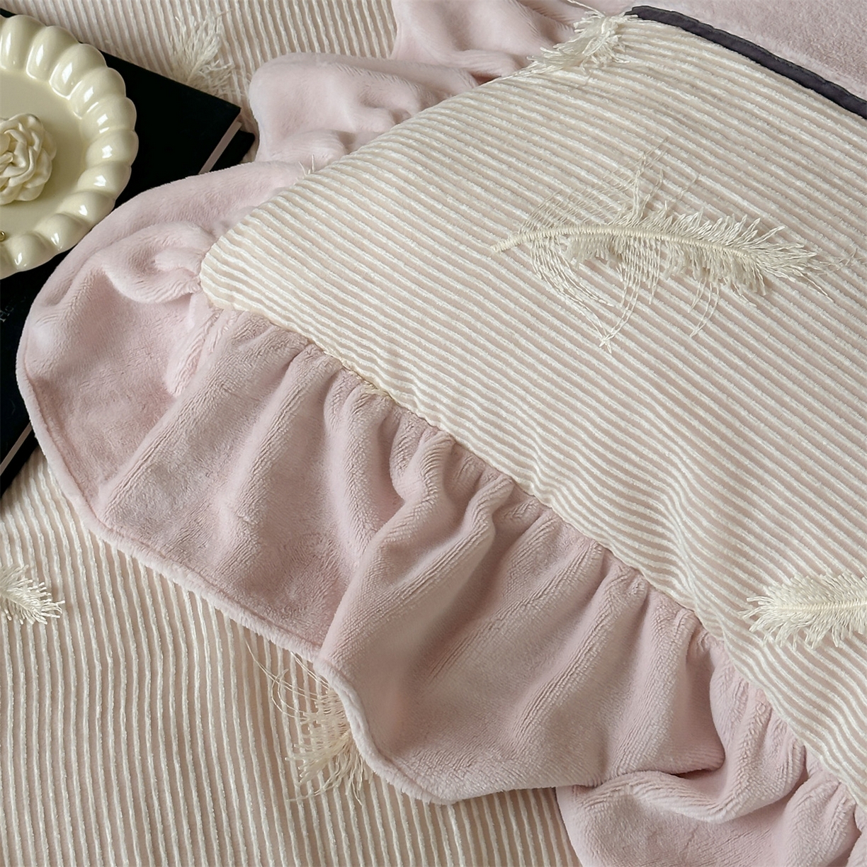 91家纺网 家纺一手货源 找家纺 名品优仓 2025新款240克奶肤绒刺绣四件套-丽莎 丽莎-粉色