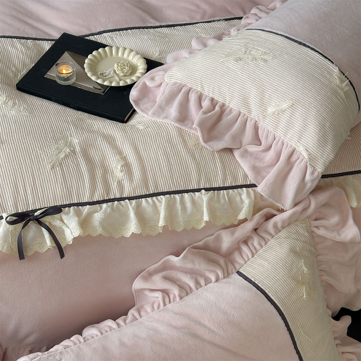 91家纺网 家纺一手货源 找家纺 名品优仓 2025新款240克奶肤绒刺绣四件套-丽莎 丽莎-粉色