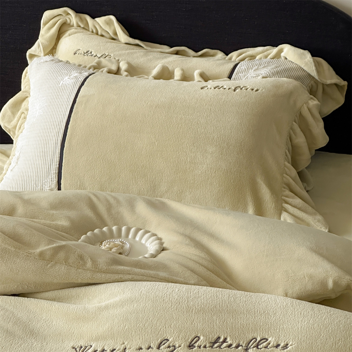 91家纺网 家纺一手货源 找家纺 名品优仓 2025新款240克奶肤绒刺绣四件套-丽莎 丽莎-姜黄