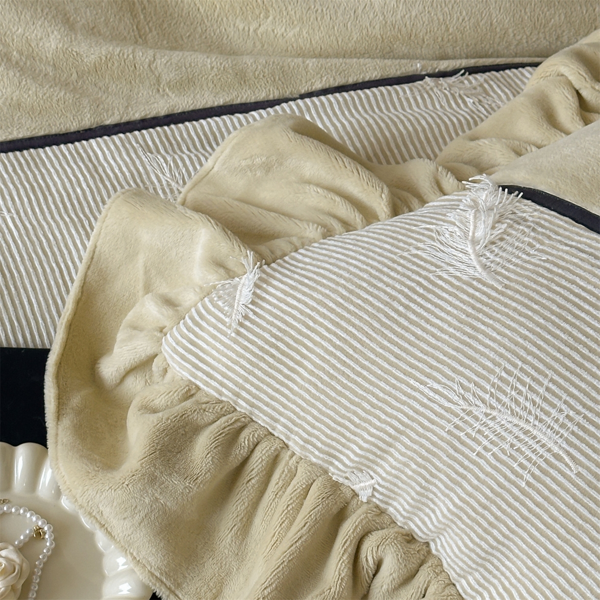 91家纺网 家纺一手货源 找家纺 名品优仓 2025新款240克奶肤绒刺绣四件套-丽莎 丽莎-姜黄