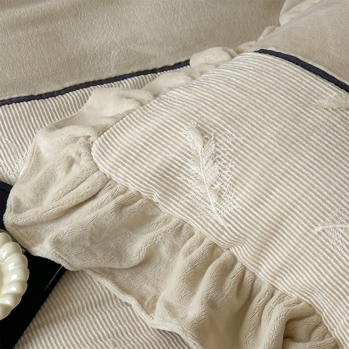 91家纺网 家纺一手货源 找家纺 名品优仓 2025新款240克奶肤绒刺绣四件套-丽莎 丽莎-米杏