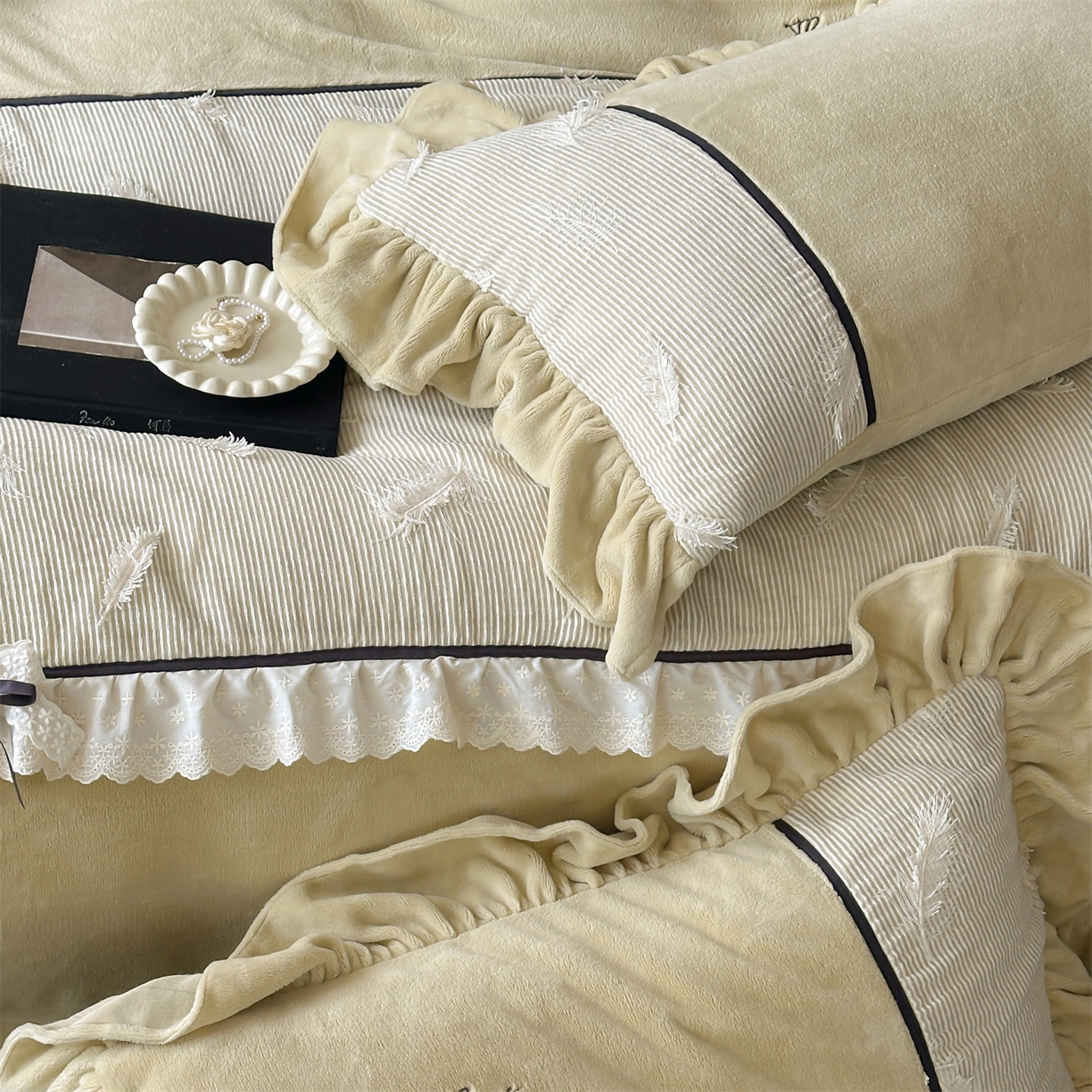 91家纺网 家纺一手货源 找家纺 名品优仓 2025新款240克奶肤绒刺绣四件套-丽莎 丽莎-姜黄