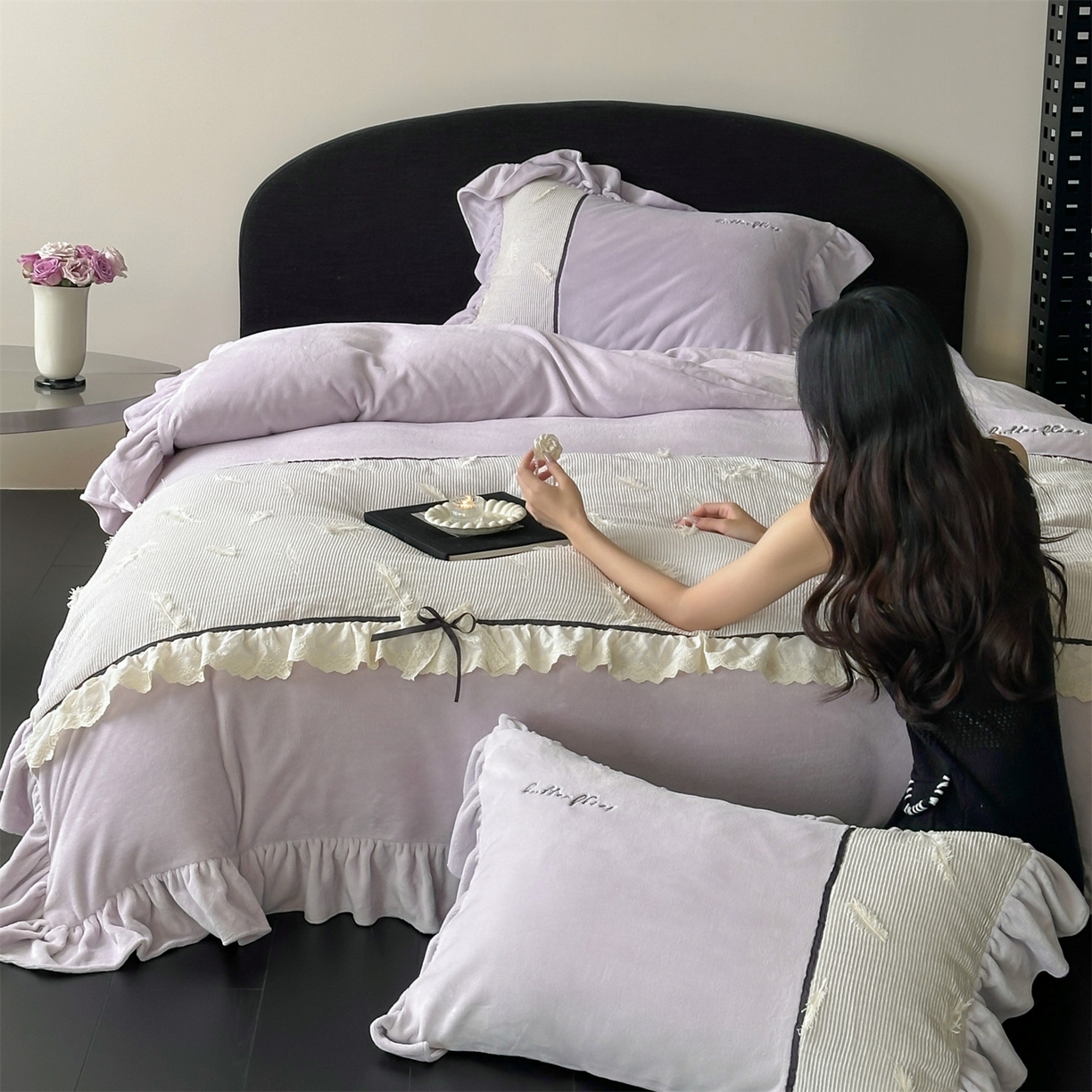 91家纺网 家纺一手货源 找家纺 名品优仓 2025新款240克奶肤绒刺绣四件套-丽莎 丽莎-沐粉