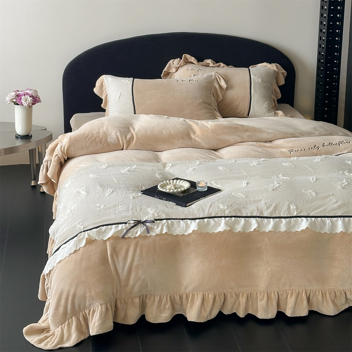 91家纺网 家纺一手货源 找家纺 名品优仓 2025新款240克奶肤绒刺绣四件套-丽莎 丽莎-深卡