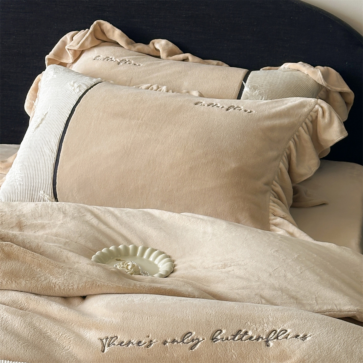 91家纺网 家纺一手货源 找家纺 名品优仓 2025新款240克奶肤绒刺绣四件套-丽莎 丽莎-深卡