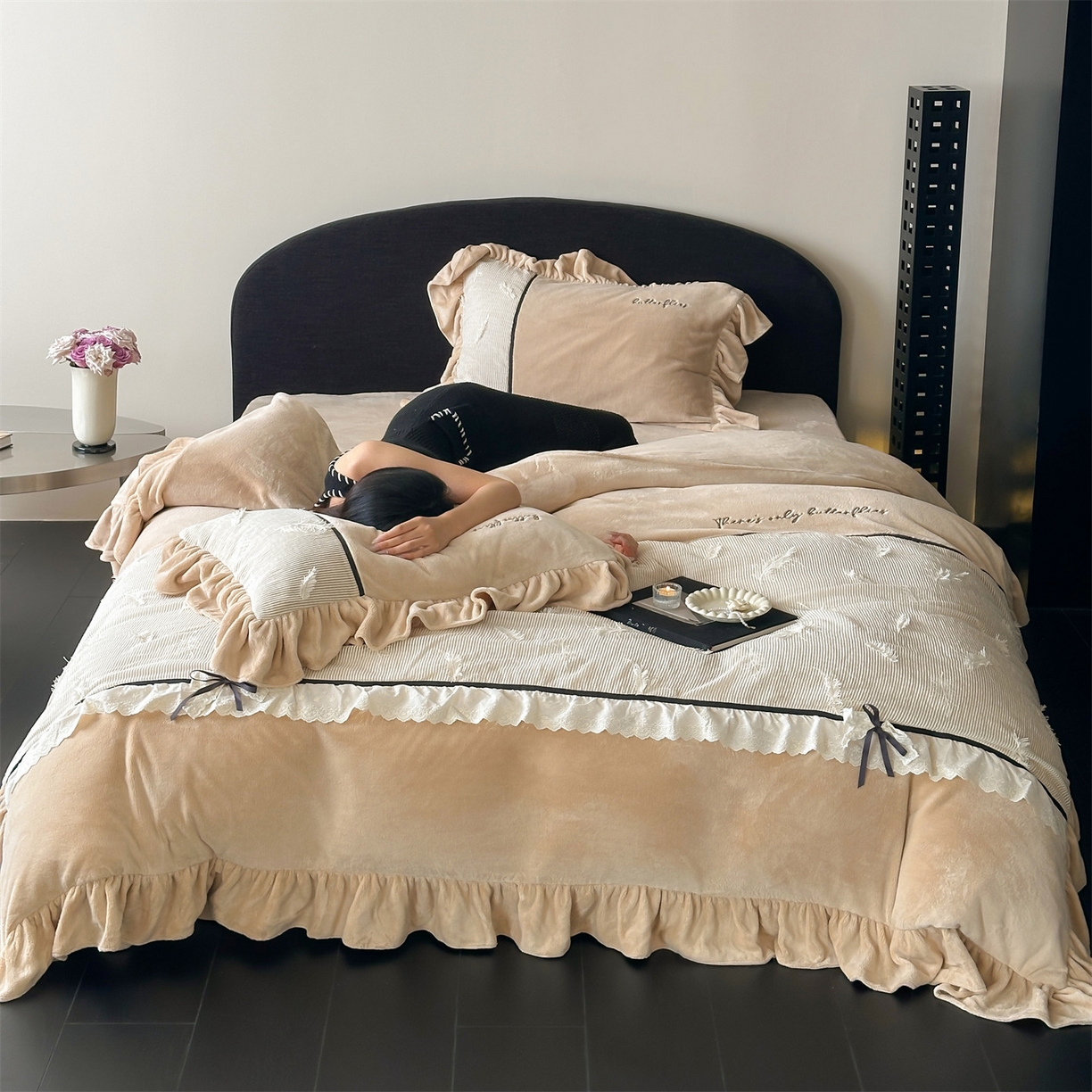 91家纺网 家纺一手货源 找家纺 名品优仓 2025新款240克奶肤绒刺绣四件套-丽莎 丽莎-深卡