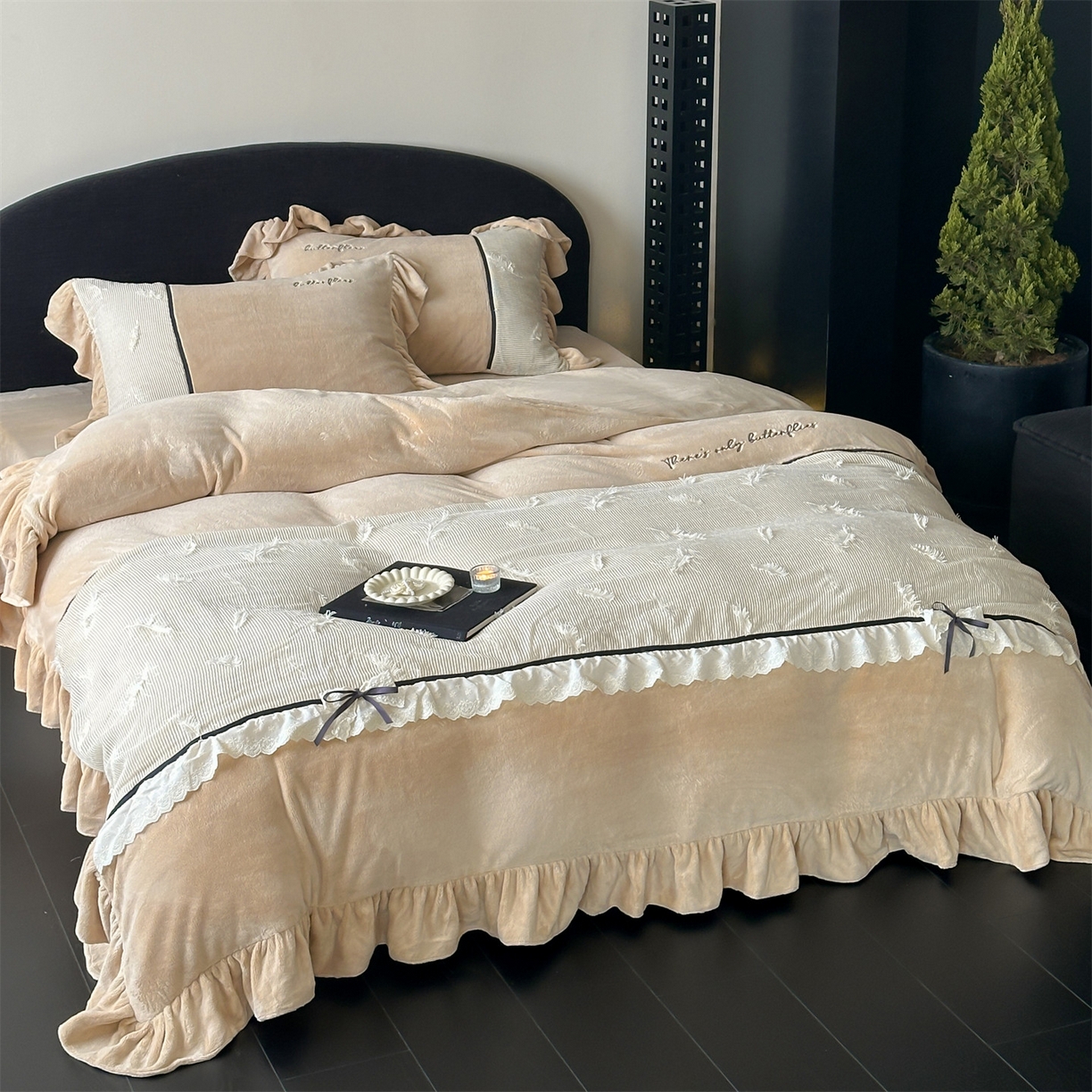 91家纺网 家纺一手货源 找家纺 名品优仓 2025新款240克奶肤绒刺绣四件套-丽莎 丽莎-深卡