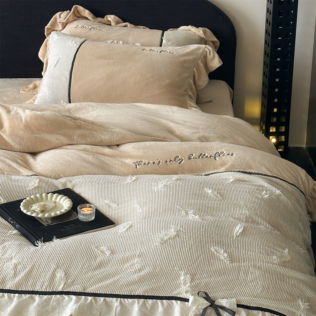 91家纺网 家纺一手货源 找家纺 名品优仓 2025新款240克奶肤绒刺绣四件套-丽莎 丽莎-深卡