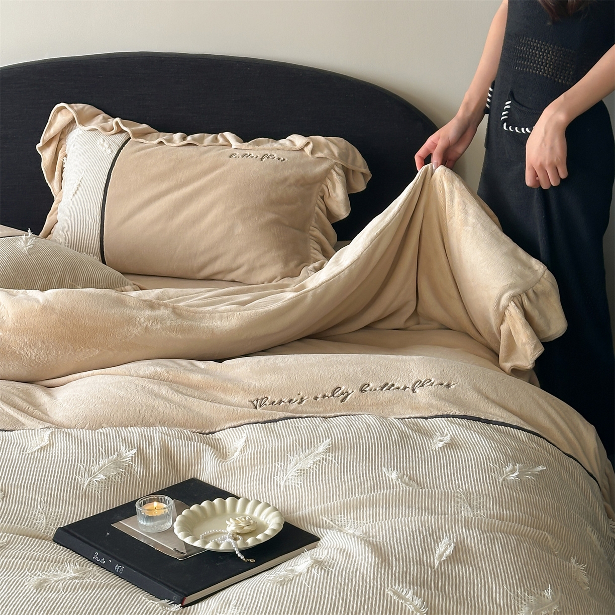 91家纺网 家纺一手货源 找家纺 名品优仓 2025新款240克奶肤绒刺绣四件套-丽莎 丽莎-深卡