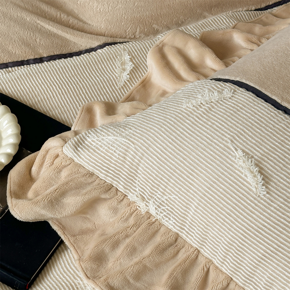 91家纺网 家纺一手货源 找家纺 名品优仓 2025新款240克奶肤绒刺绣四件套-丽莎 丽莎-深卡