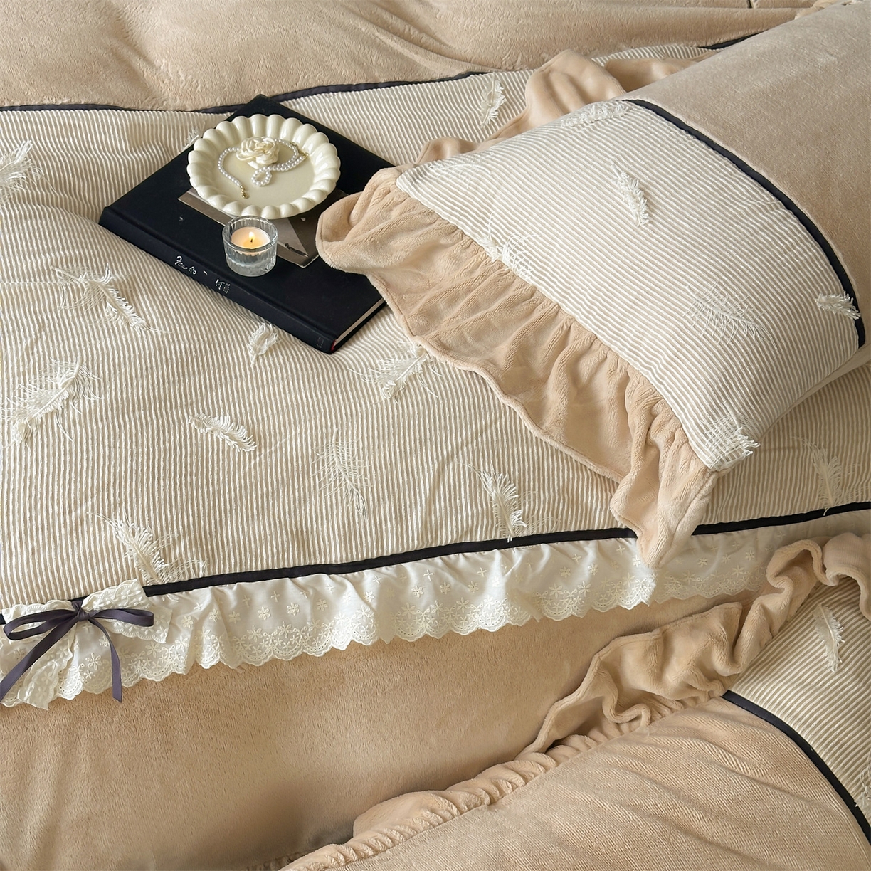 91家纺网 家纺一手货源 找家纺 名品优仓 2025新款240克奶肤绒刺绣四件套-丽莎 丽莎-深卡