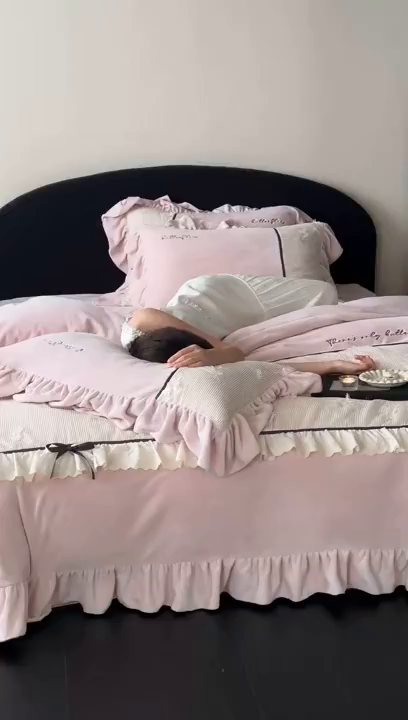 91家纺网 家纺一手货源 找家纺 名品优仓 2025新款240克奶肤绒刺绣四件套-丽莎 丽莎-粉色