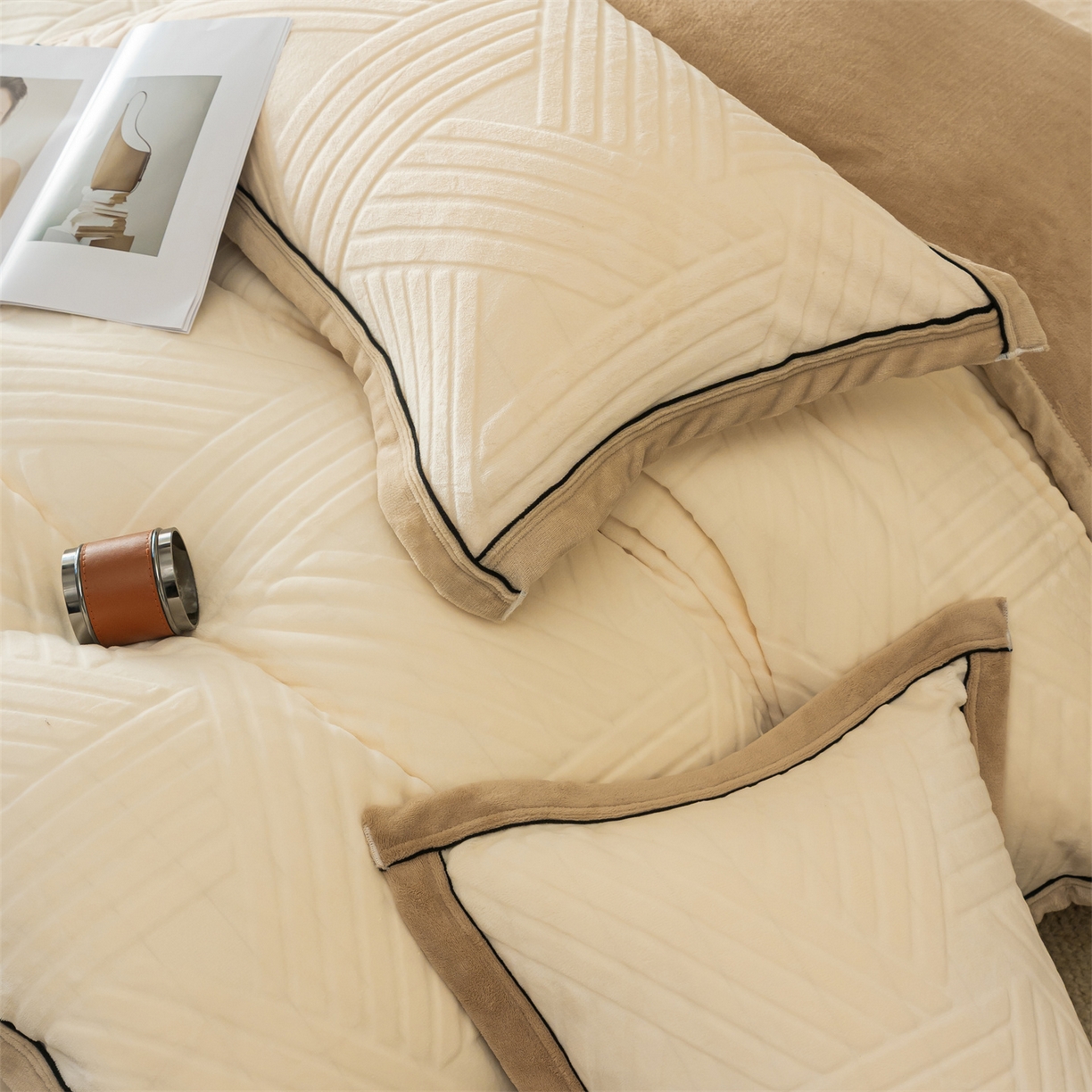 91家纺网 家纺一手货源 找家纺 满座家居 2025新款高克重牛奶绒雕花四件套-罗马假日 罗马假日-卡其