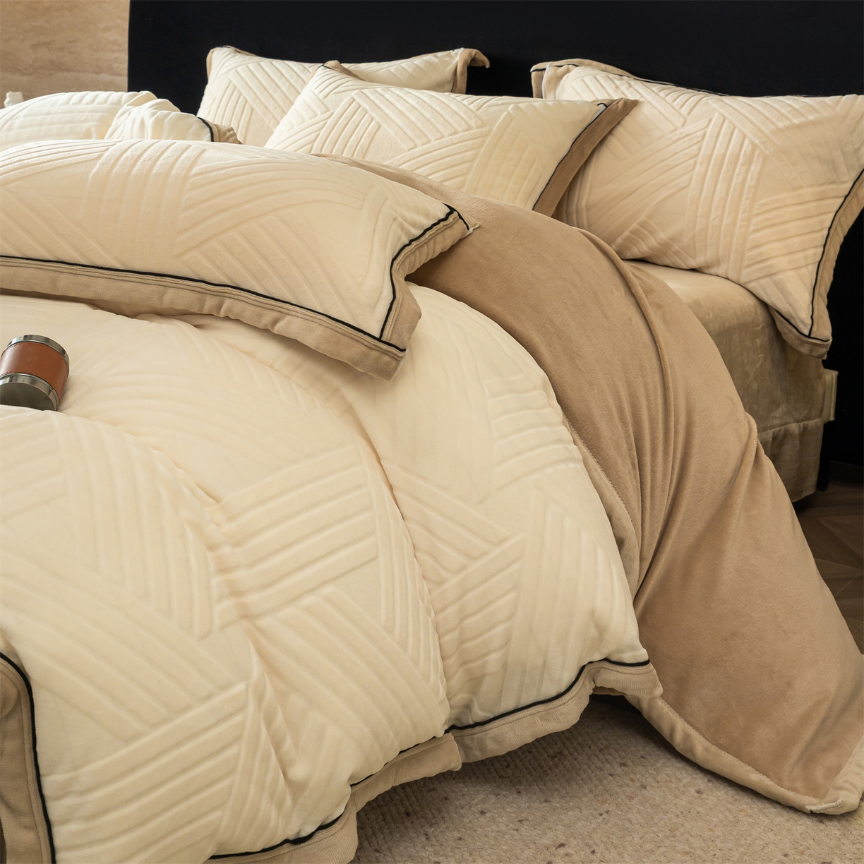 91家纺网 家纺一手货源 找家纺 满座家居 2025新款高克重牛奶绒雕花四件套-罗马假日 罗马假日-卡其