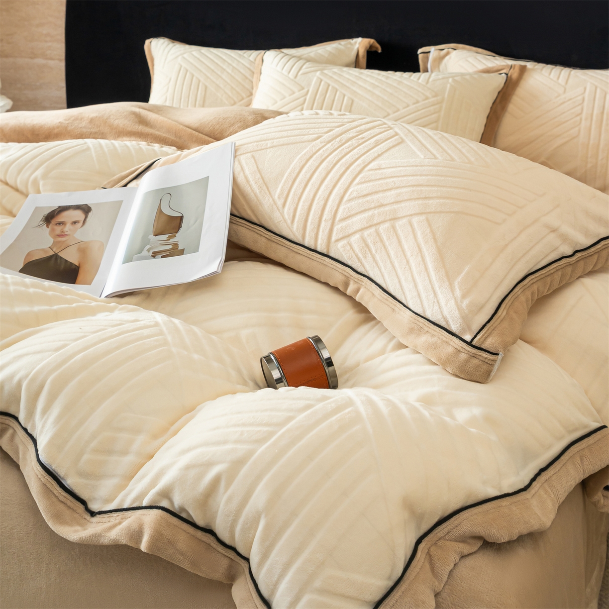 91家纺网 家纺一手货源 找家纺 满座家居 2025新款高克重牛奶绒雕花四件套-罗马假日 罗马假日-卡其