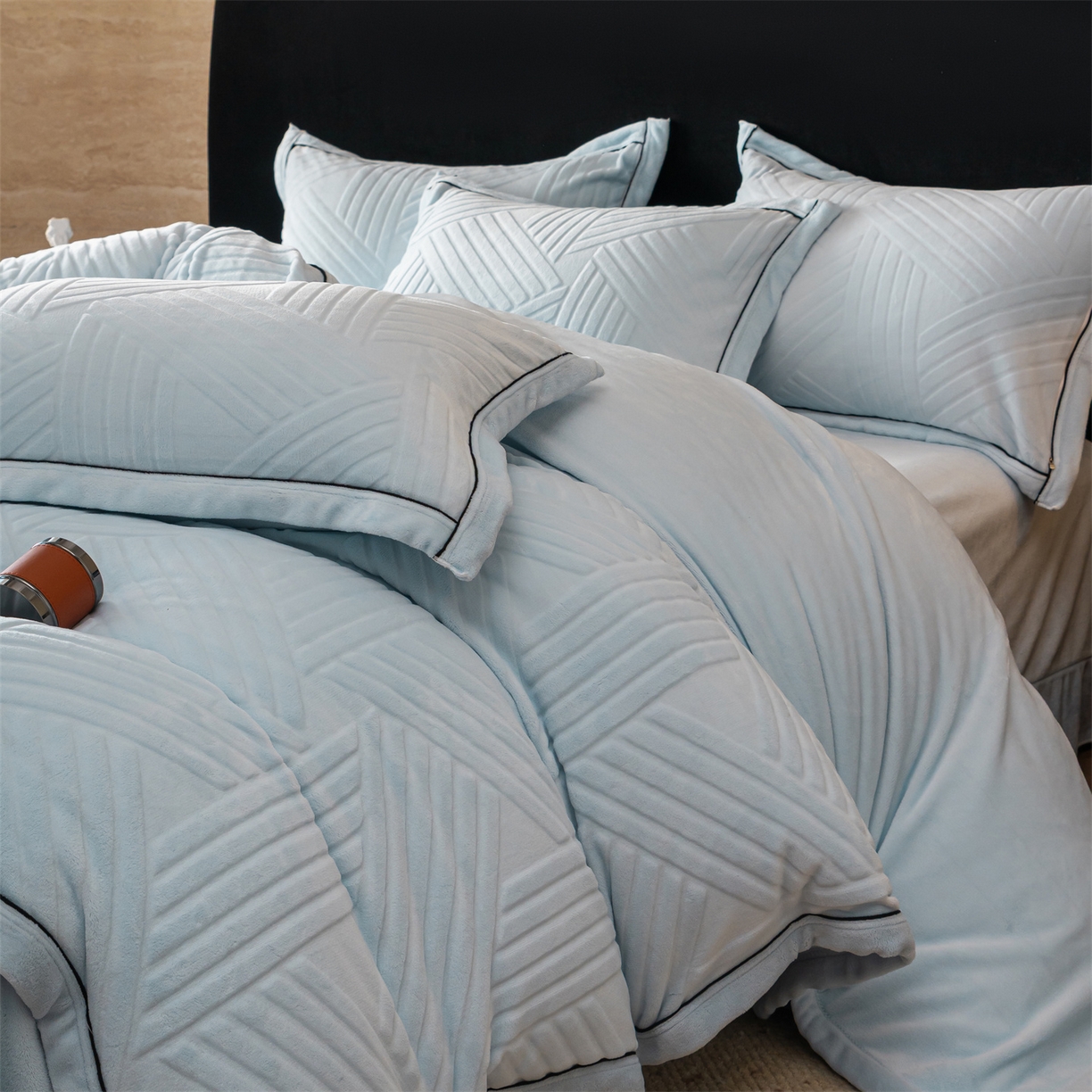 91家纺网 家纺一手货源 找家纺 满座家居 2025新款高克重牛奶绒雕花四件套-罗马假日 罗马假日-湖蓝