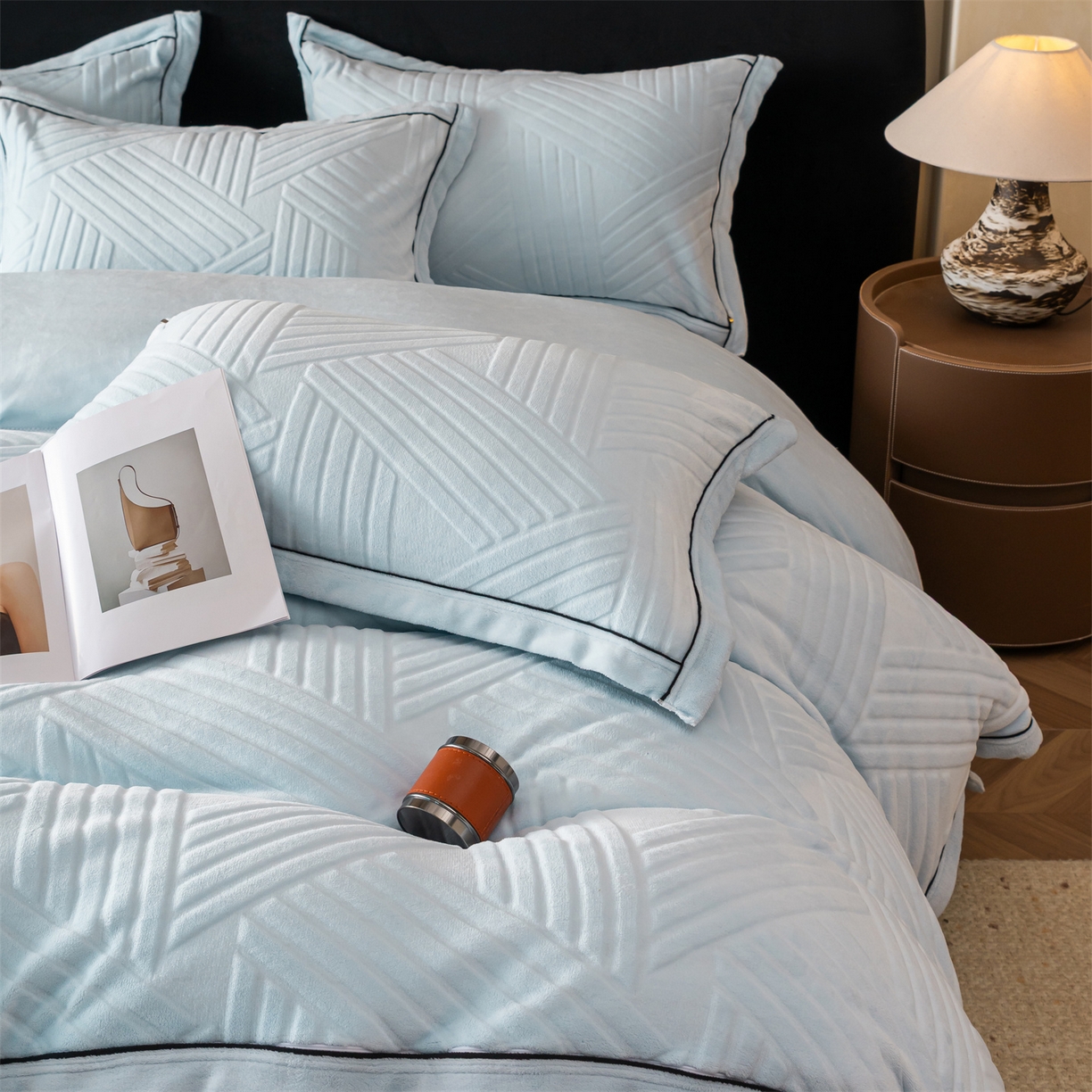 91家纺网 家纺一手货源 找家纺 满座家居 2025新款高克重牛奶绒雕花四件套-罗马假日 罗马假日-湖蓝