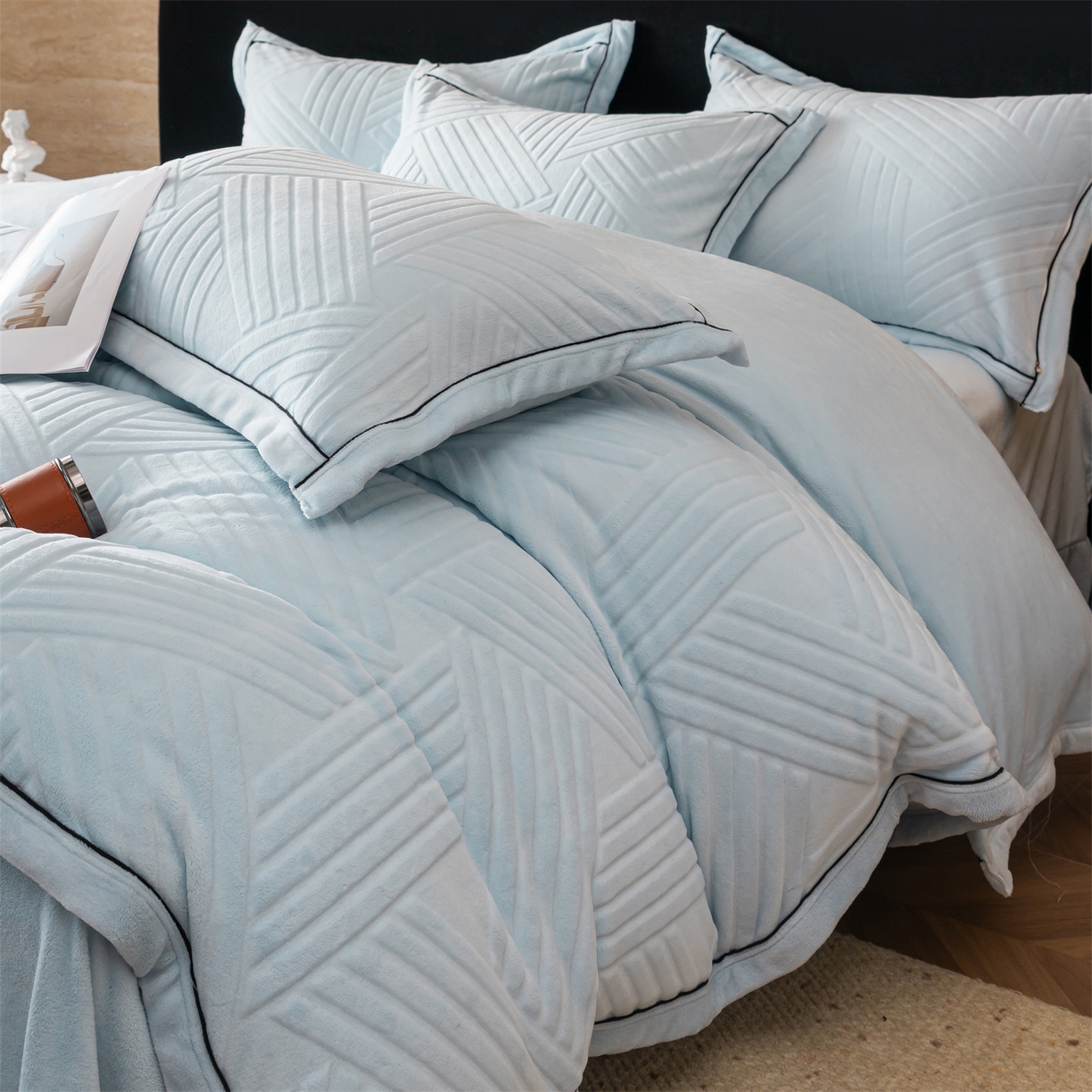 91家纺网 家纺一手货源 找家纺 满座家居 2025新款高克重牛奶绒雕花四件套-罗马假日 罗马假日-湖蓝