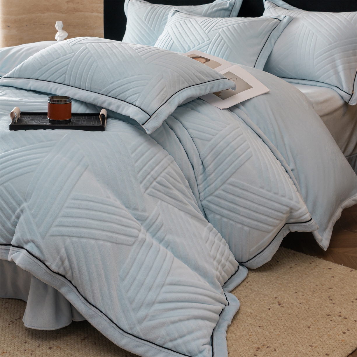 91家纺网 家纺一手货源 找家纺 满座家居 2025新款高克重牛奶绒雕花四件套-罗马假日 罗马假日-湖蓝