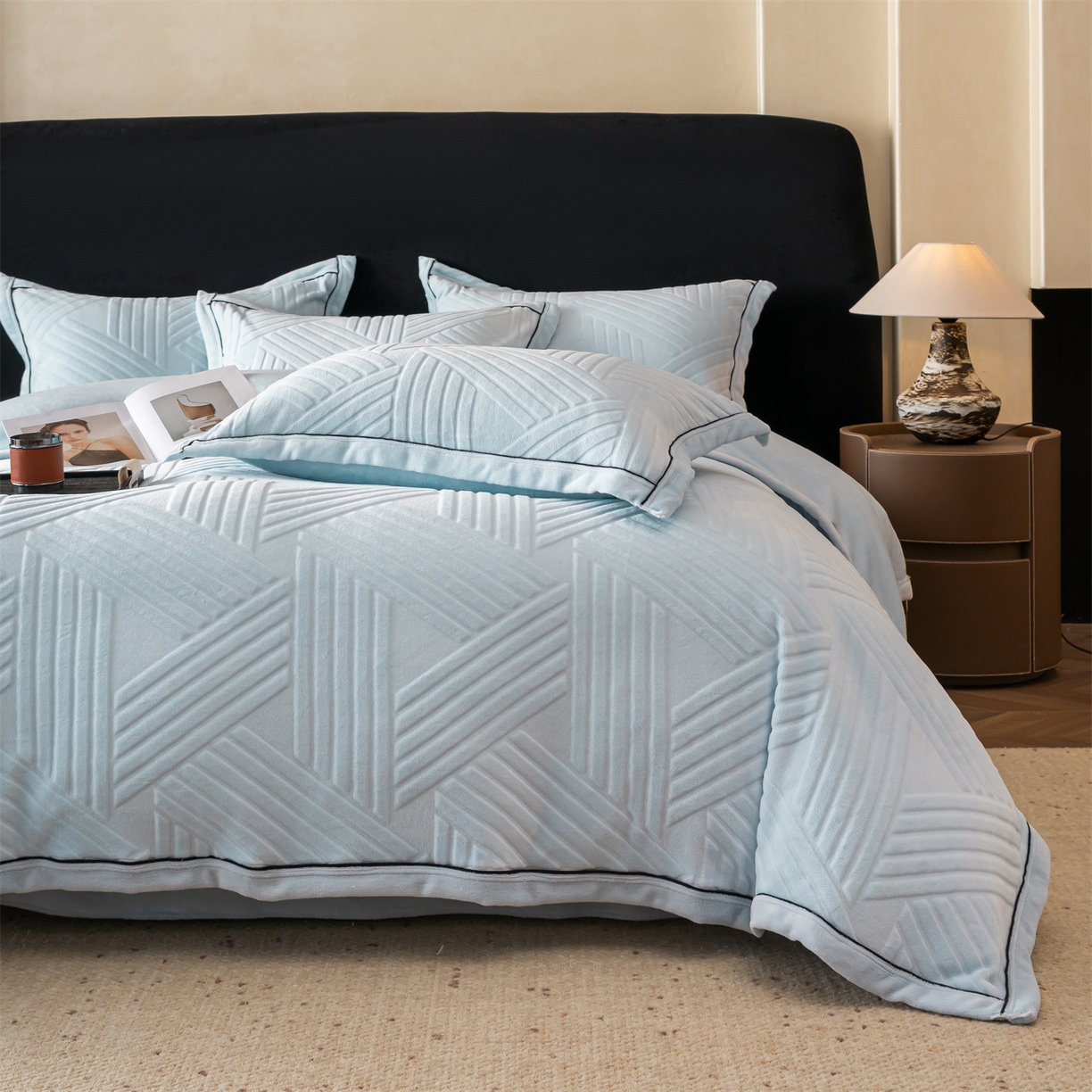 91家纺网 家纺一手货源 找家纺 满座家居 2025新款高克重牛奶绒雕花四件套-罗马假日 罗马假日-湖蓝