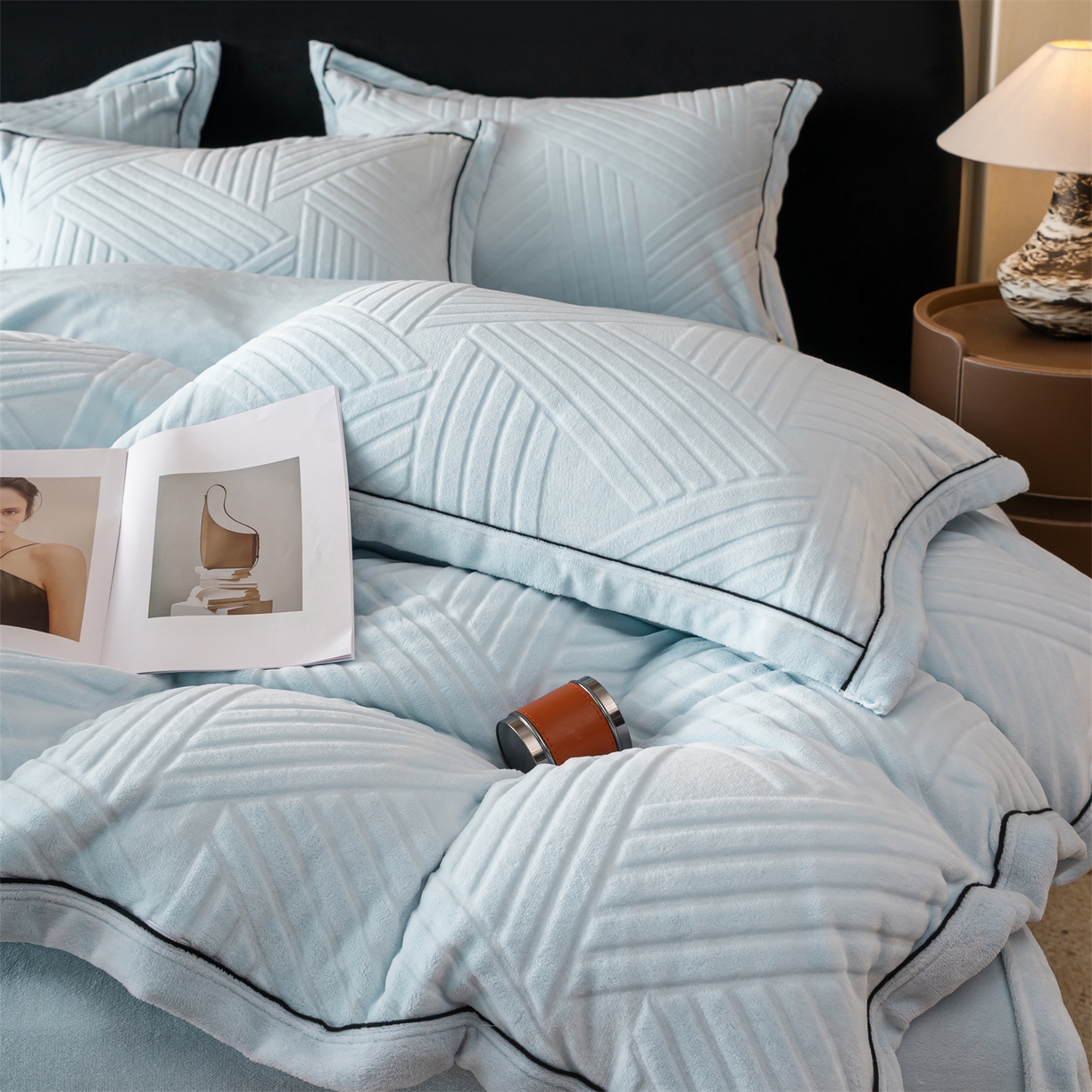 91家纺网 家纺一手货源 找家纺 满座家居 2025新款高克重牛奶绒雕花四件套-罗马假日 罗马假日-湖蓝