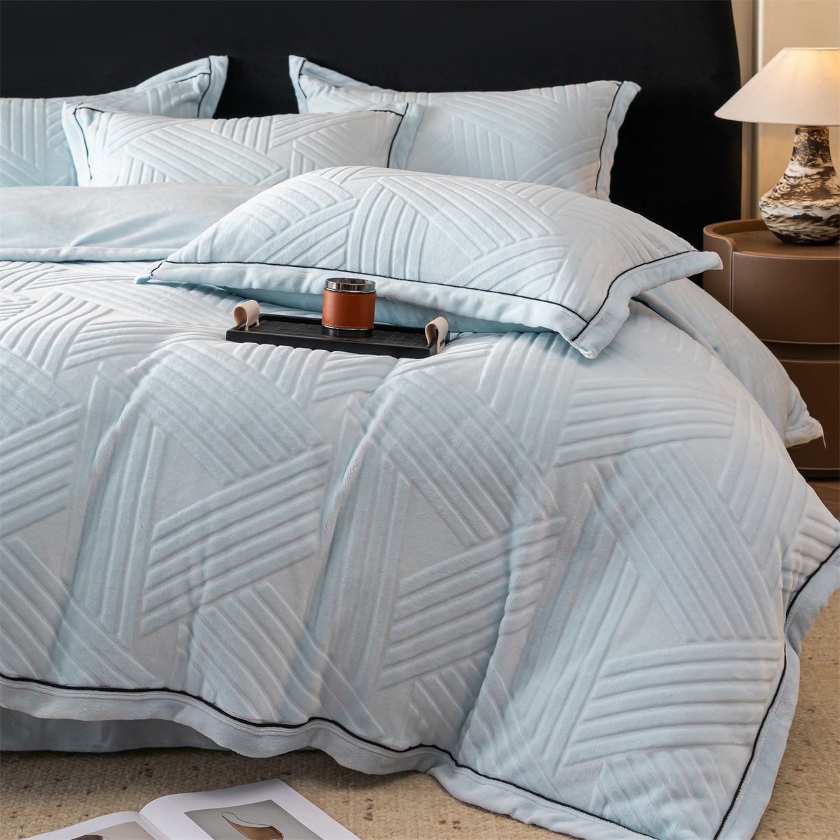 91家纺网 家纺一手货源 找家纺 满座家居 2025新款高克重牛奶绒雕花四件套-罗马假日 罗马假日-湖蓝