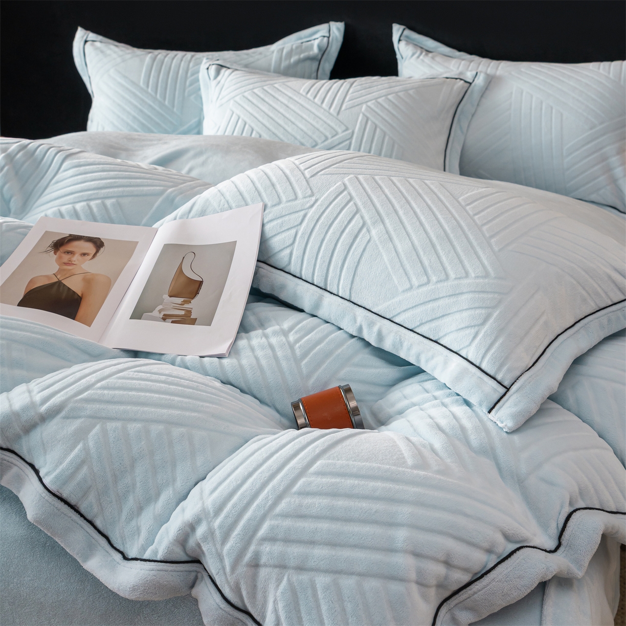 91家纺网 家纺一手货源 找家纺 满座家居 2025新款高克重牛奶绒雕花四件套-罗马假日 罗马假日-湖蓝