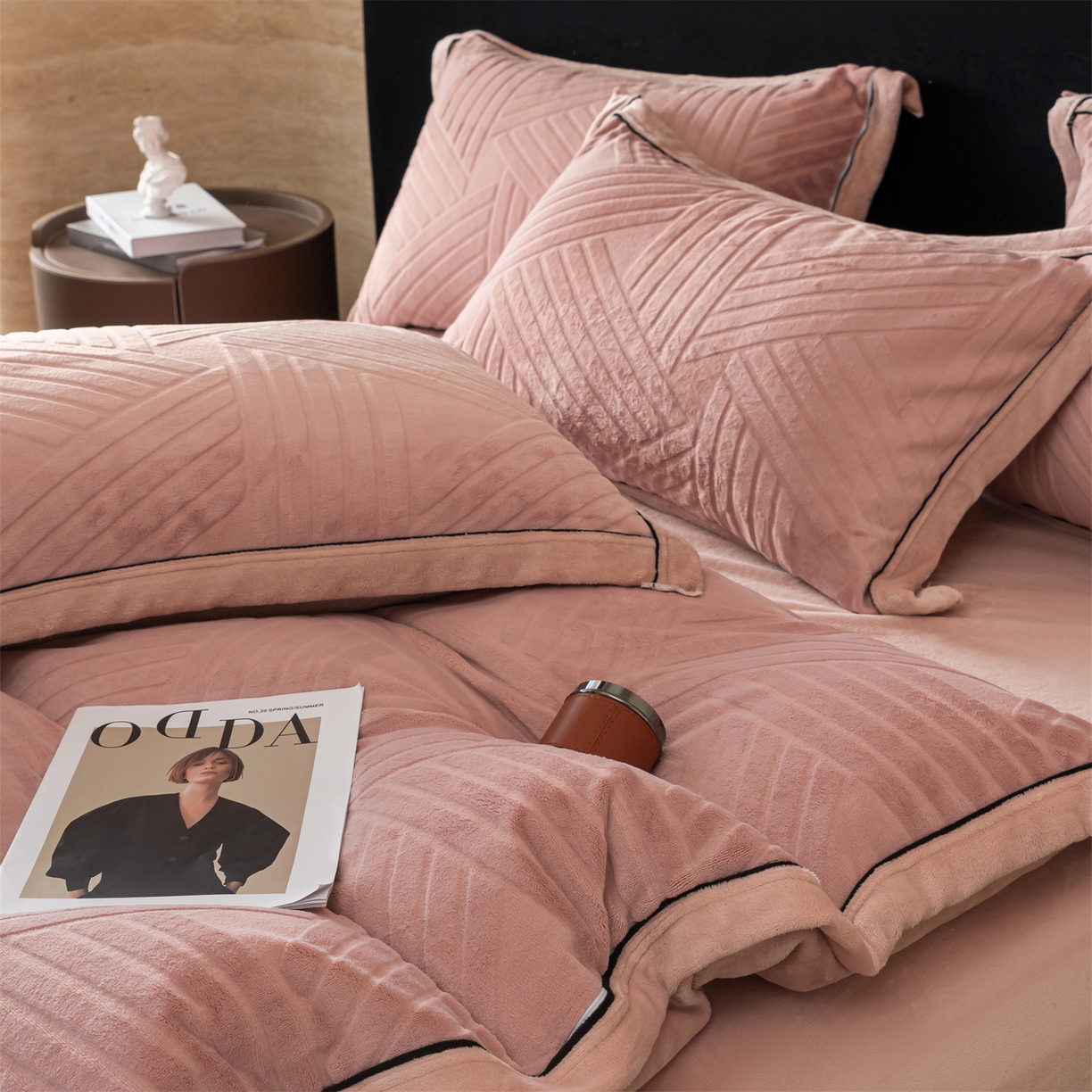 91家纺网 家纺一手货源 找家纺 满座家居 2025新款高克重牛奶绒雕花四件套-罗马假日 罗马假日-蜜粉