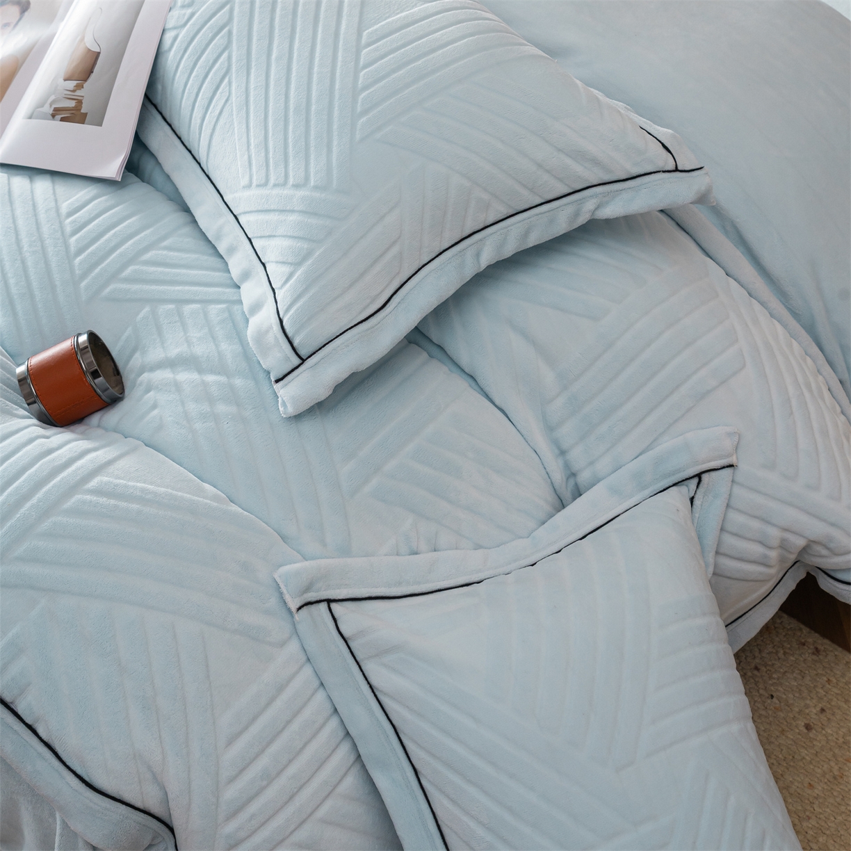 91家纺网 家纺一手货源 找家纺 满座家居 2025新款高克重牛奶绒雕花四件套-罗马假日 罗马假日-湖蓝