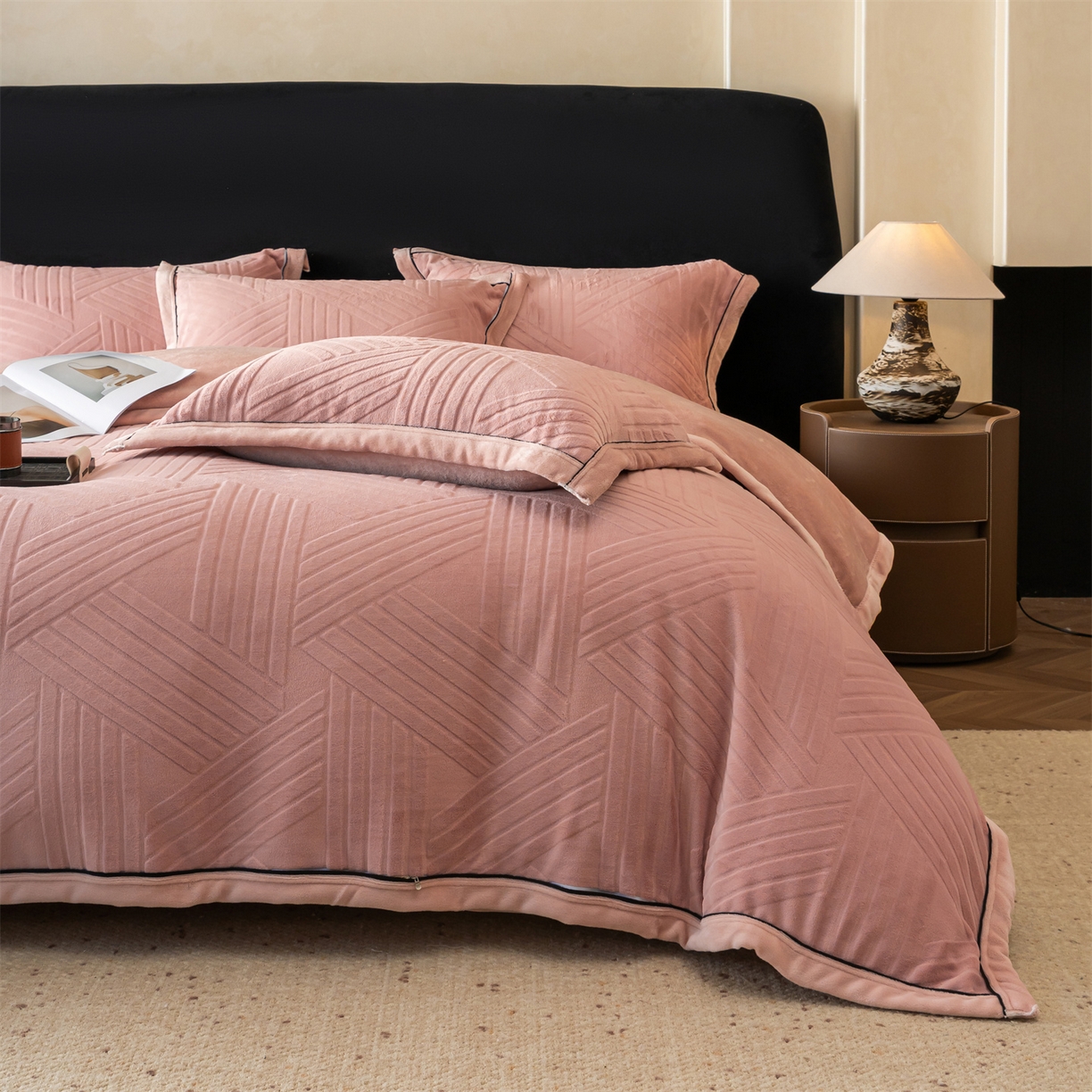 91家纺网 家纺一手货源 找家纺 满座家居 2025新款高克重牛奶绒雕花四件套-罗马假日 罗马假日-蜜粉