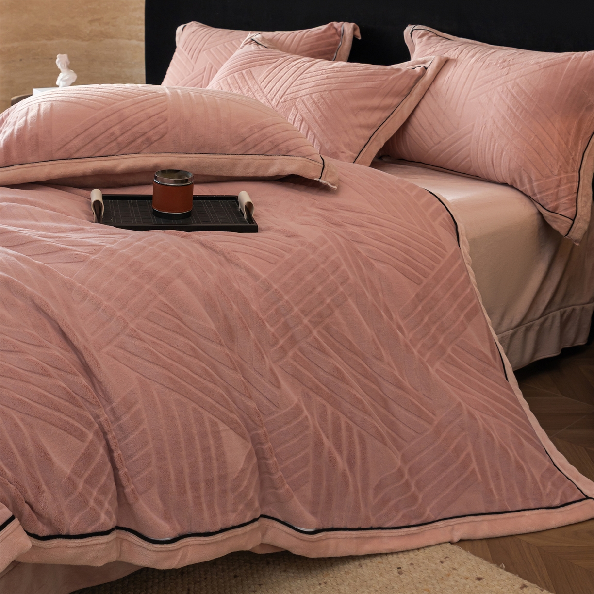 91家纺网 家纺一手货源 找家纺 满座家居 2025新款高克重牛奶绒雕花四件套-罗马假日 罗马假日-蜜粉