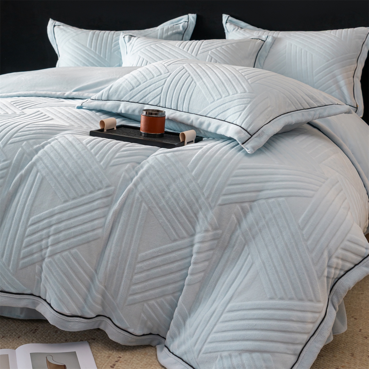 91家纺网 家纺一手货源 找家纺 满座家居 2025新款高克重牛奶绒雕花四件套-罗马假日 罗马假日-湖蓝