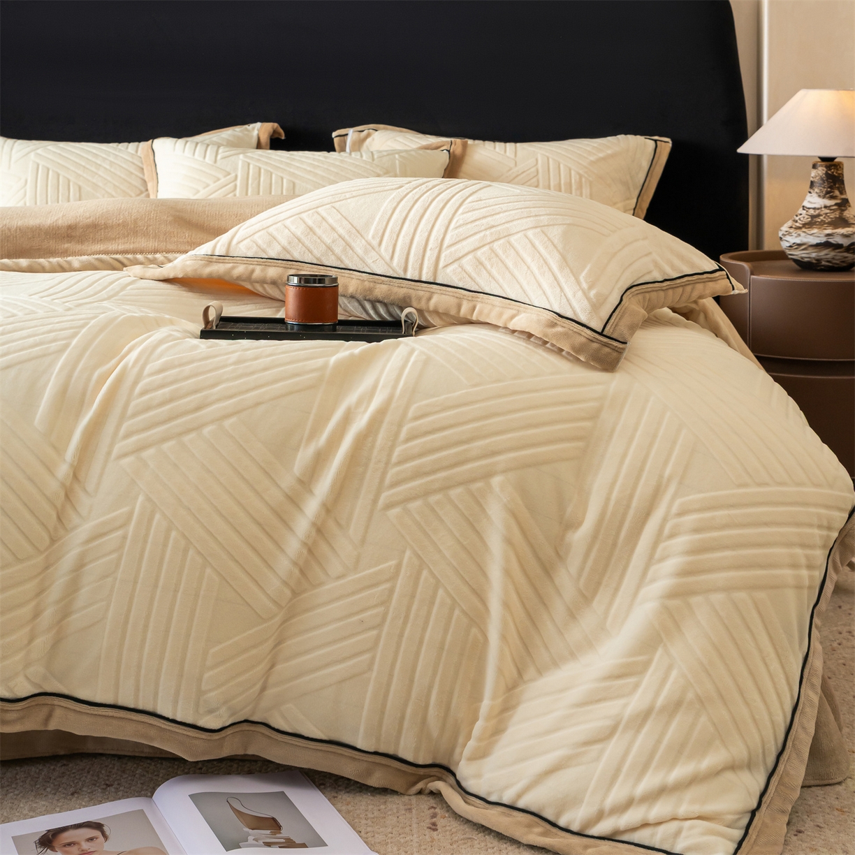 91家纺网 家纺一手货源 找家纺 满座家居 2025新款高克重牛奶绒雕花四件套-罗马假日 罗马假日-卡其