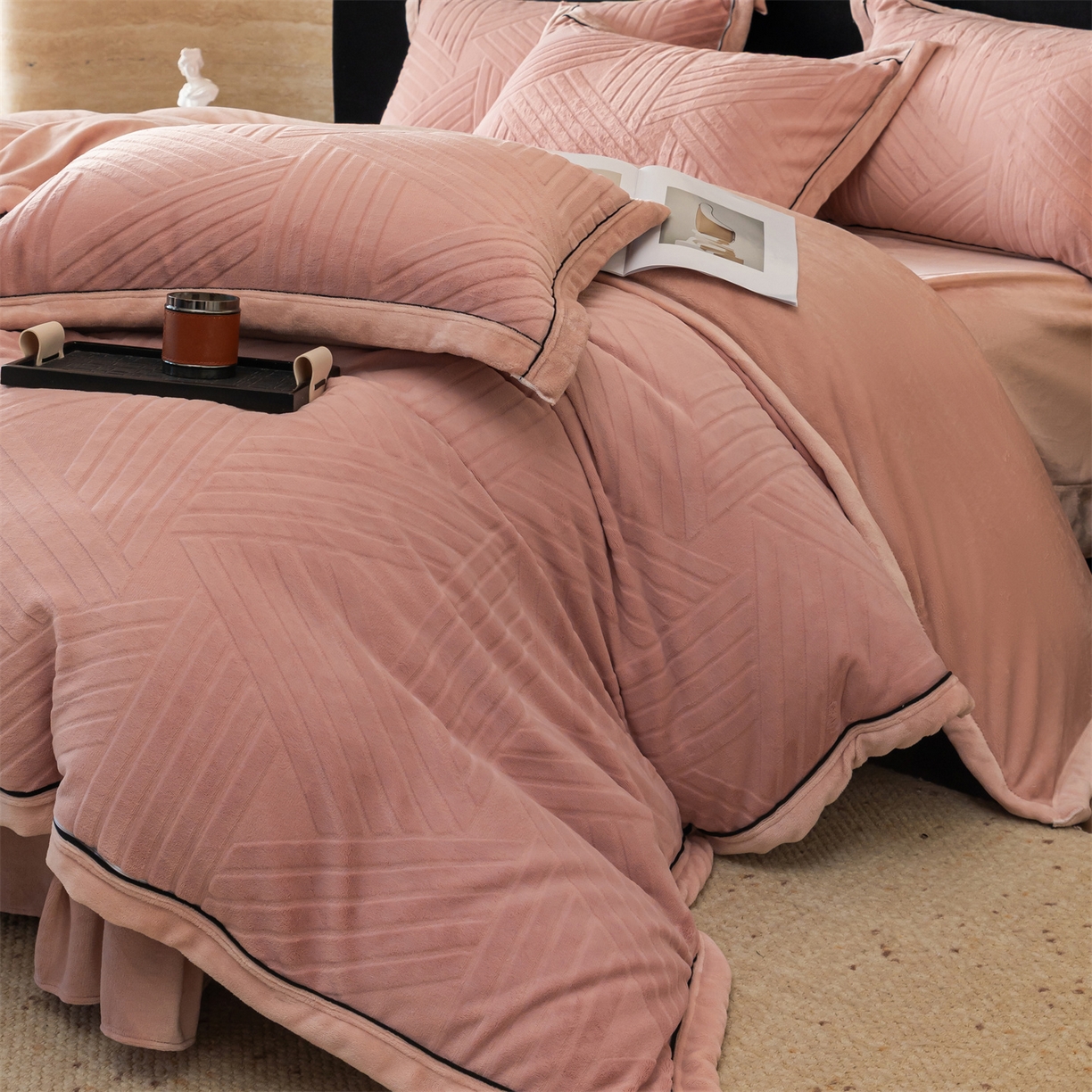 91家纺网 家纺一手货源 找家纺 满座家居 2025新款高克重牛奶绒雕花四件套-罗马假日 罗马假日-蜜粉