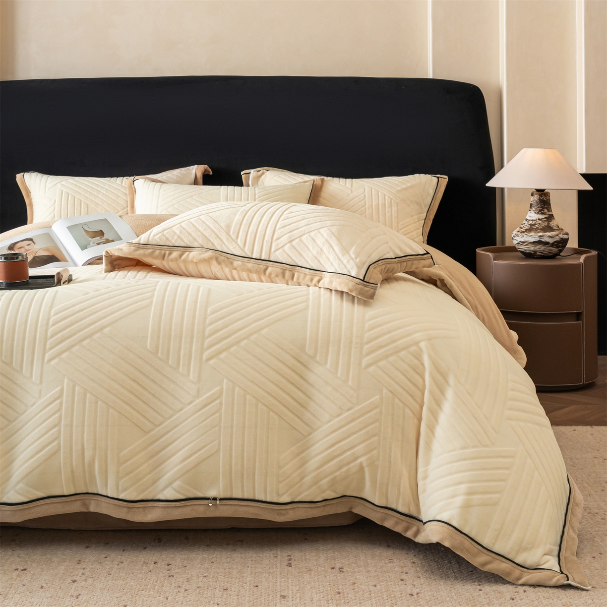 91家纺网 家纺一手货源 找家纺 满座家居 2025新款高克重牛奶绒雕花四件套-罗马假日 罗马假日-卡其