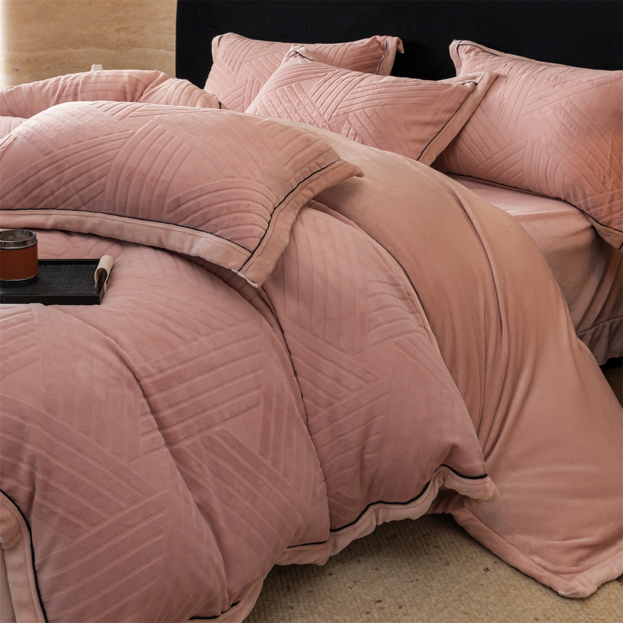 91家纺网 家纺一手货源 找家纺 满座家居 2025新款高克重牛奶绒雕花四件套-罗马假日 罗马假日-蜜粉