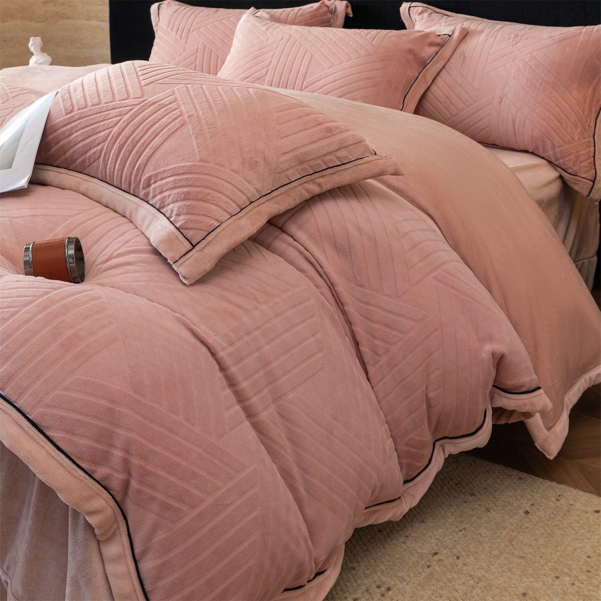 91家纺网 家纺一手货源 找家纺 满座家居 2025新款高克重牛奶绒雕花四件套-罗马假日 罗马假日-蜜粉