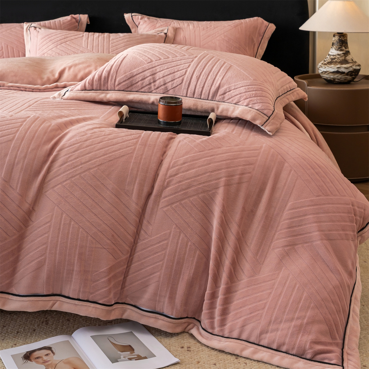 91家纺网 家纺一手货源 找家纺 满座家居 2025新款高克重牛奶绒雕花四件套-罗马假日 罗马假日-蜜粉