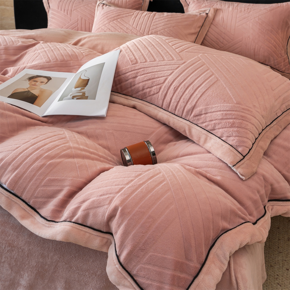 91家纺网 家纺一手货源 找家纺 满座家居 2025新款高克重牛奶绒雕花四件套-罗马假日 罗马假日-蜜粉