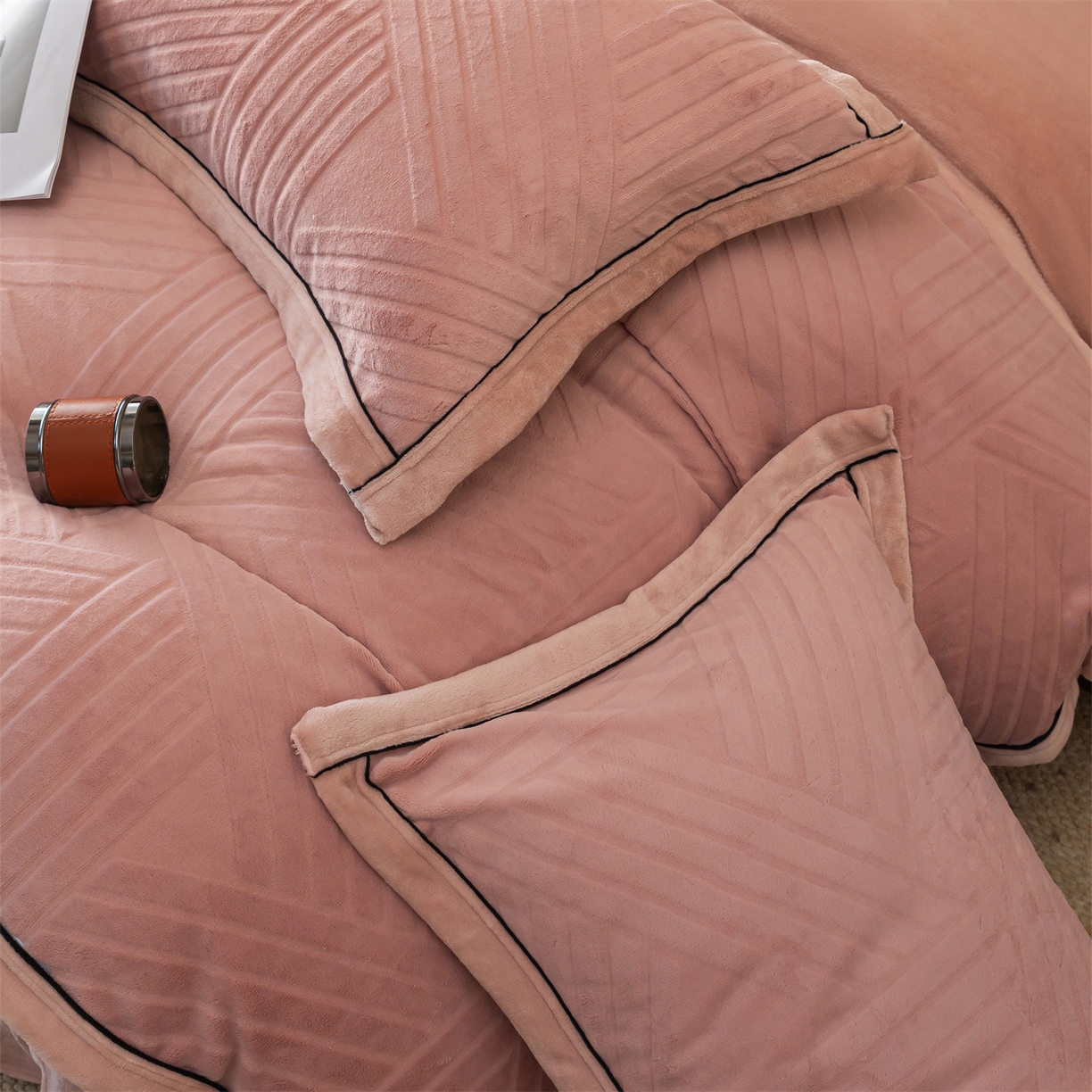 91家纺网 家纺一手货源 找家纺 满座家居 2025新款高克重牛奶绒雕花四件套-罗马假日 罗马假日-蜜粉